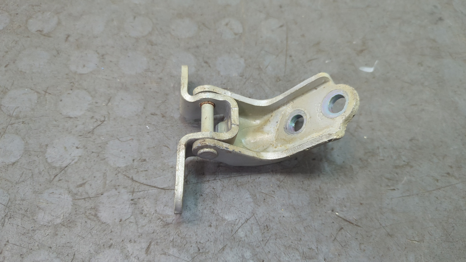 Петля двери