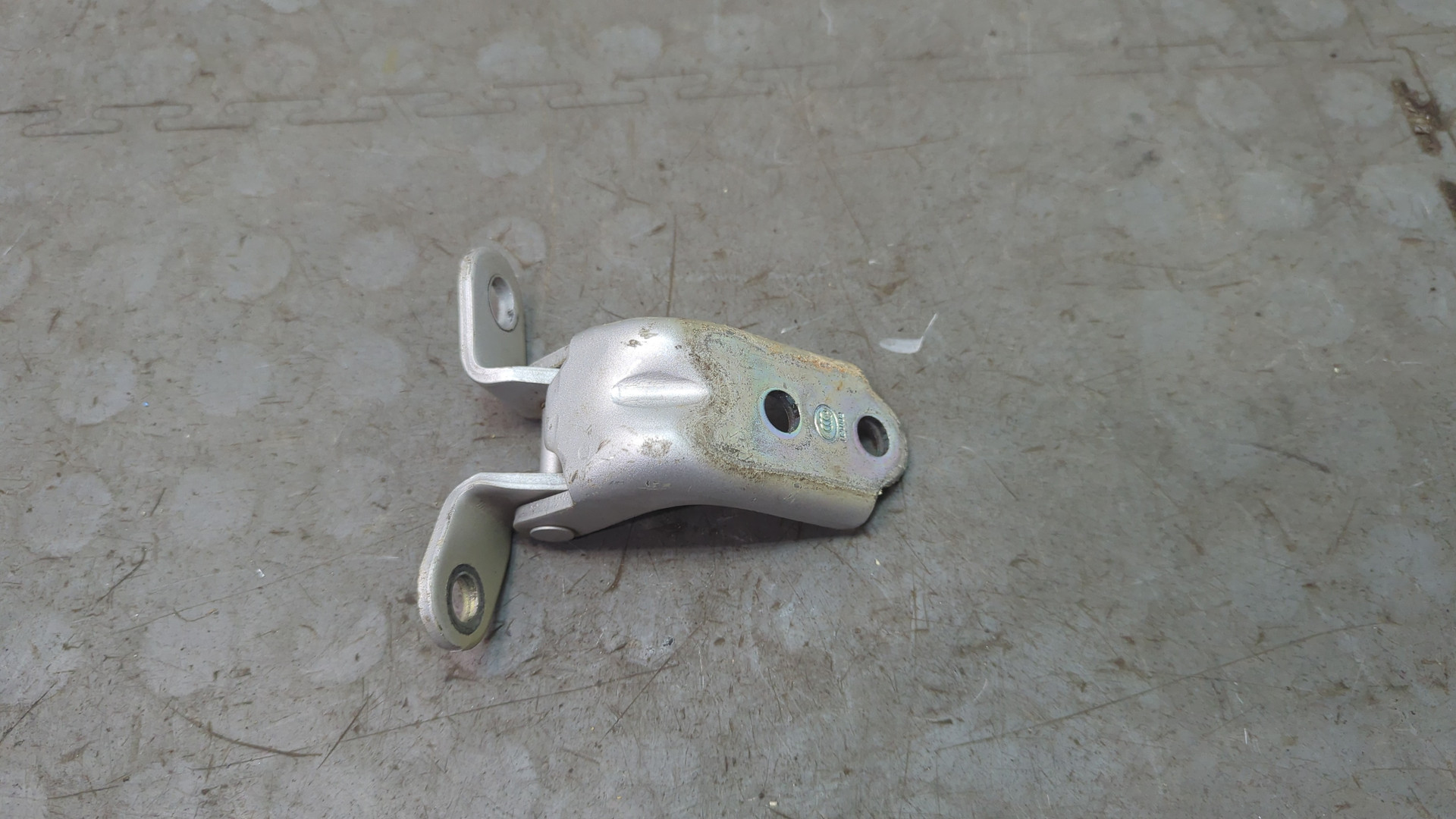 Петля двери