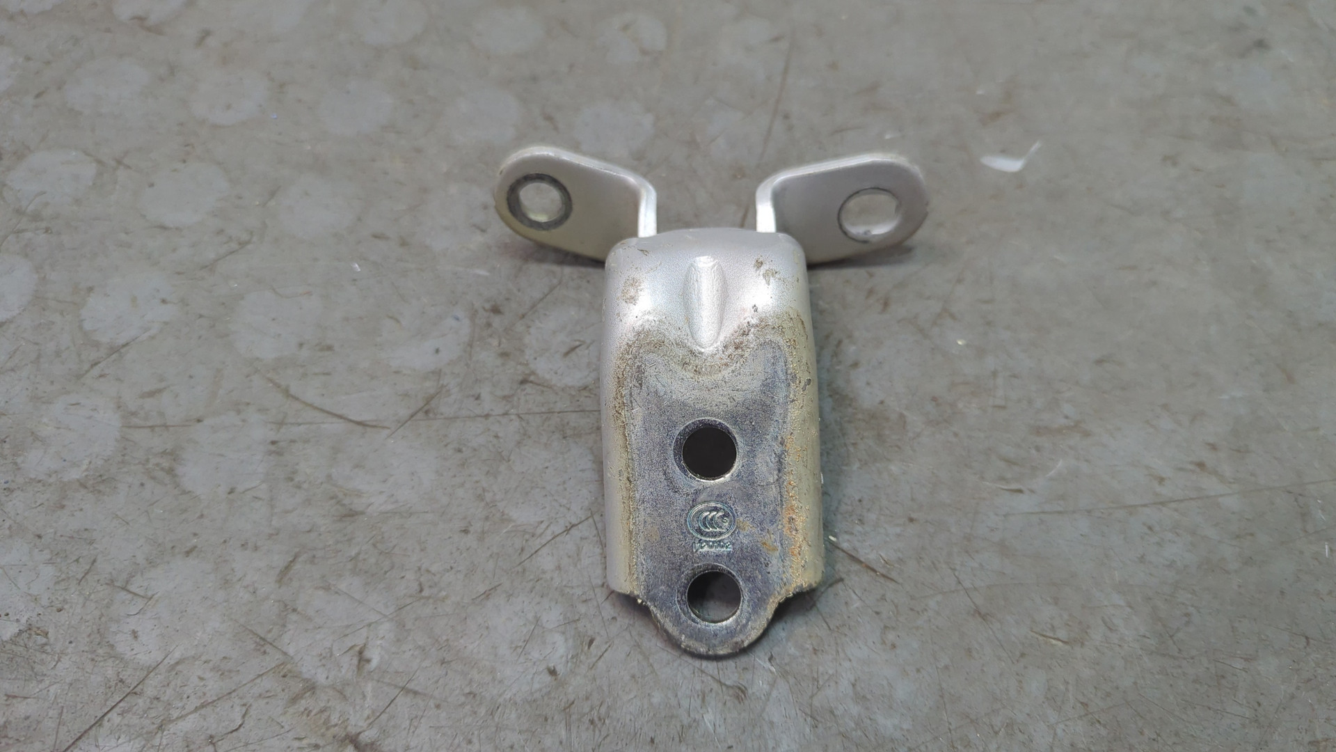 Петля двери