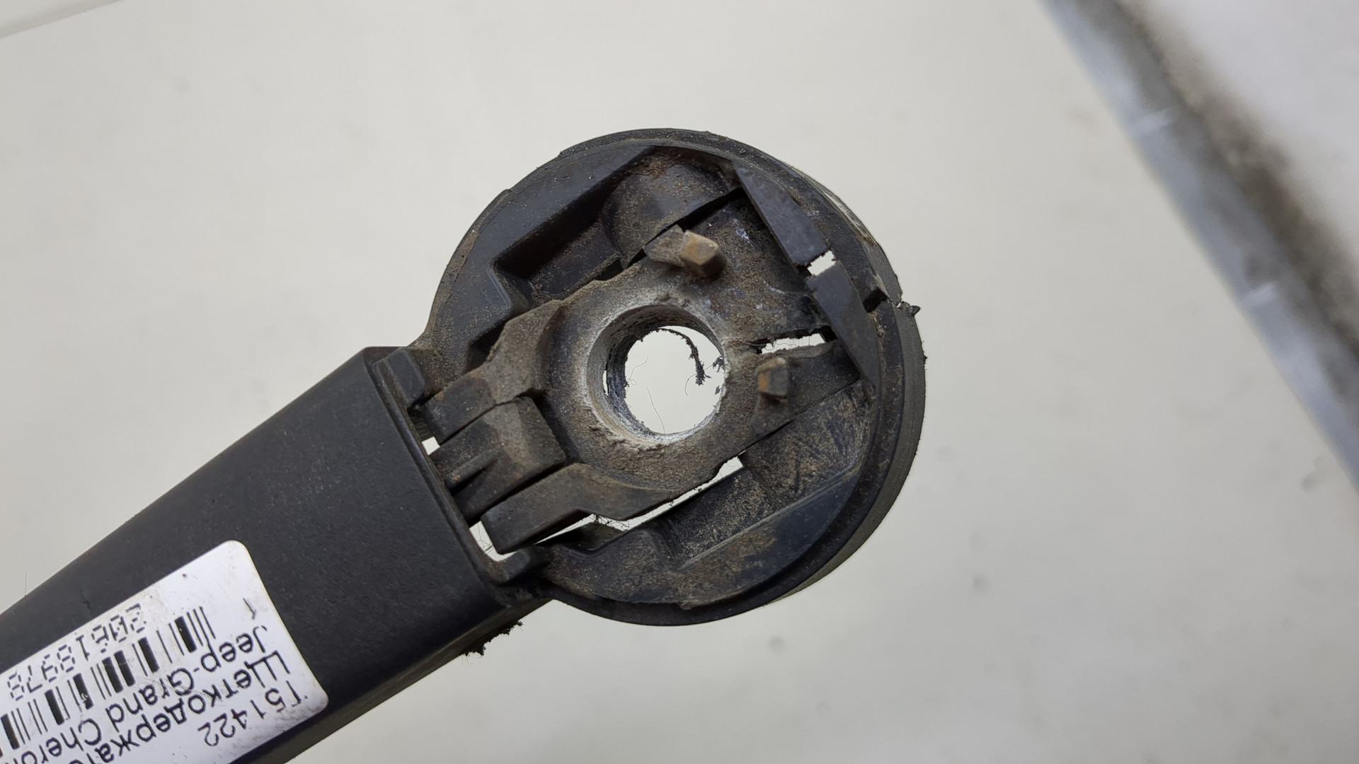 Поводок стеклоочистителя заднего