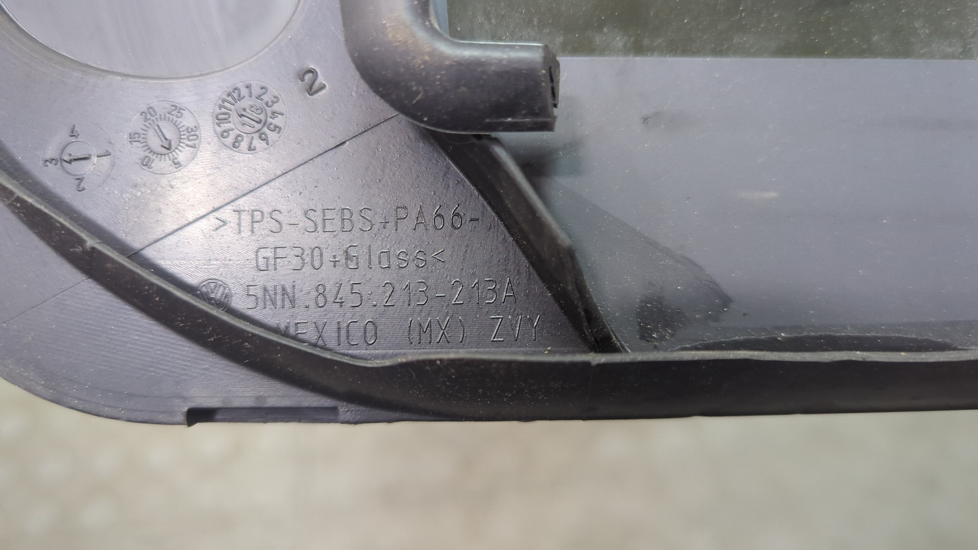 Стекло двери задней левой (форточка)