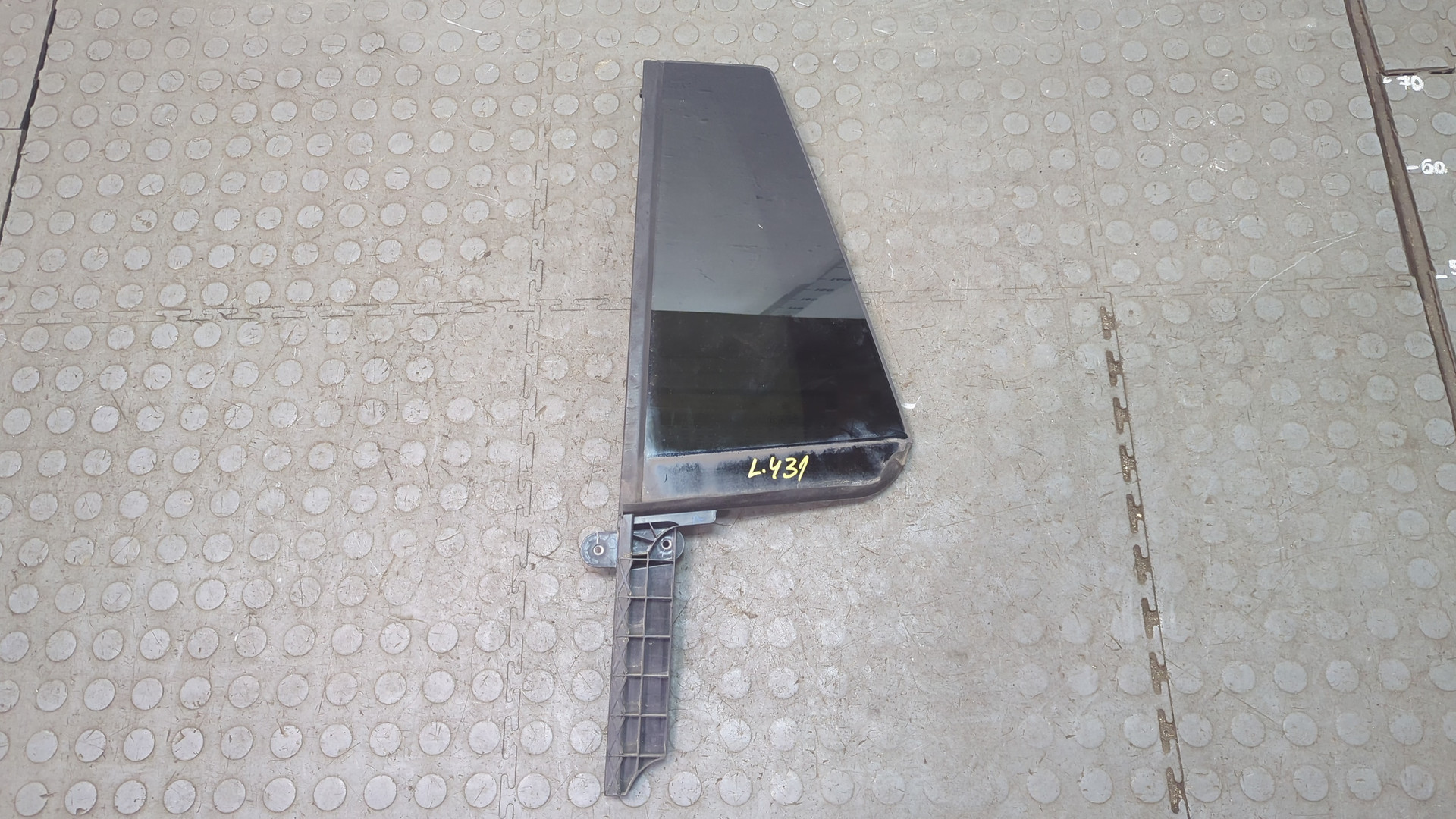 Стекло двери задней левой (форточка)