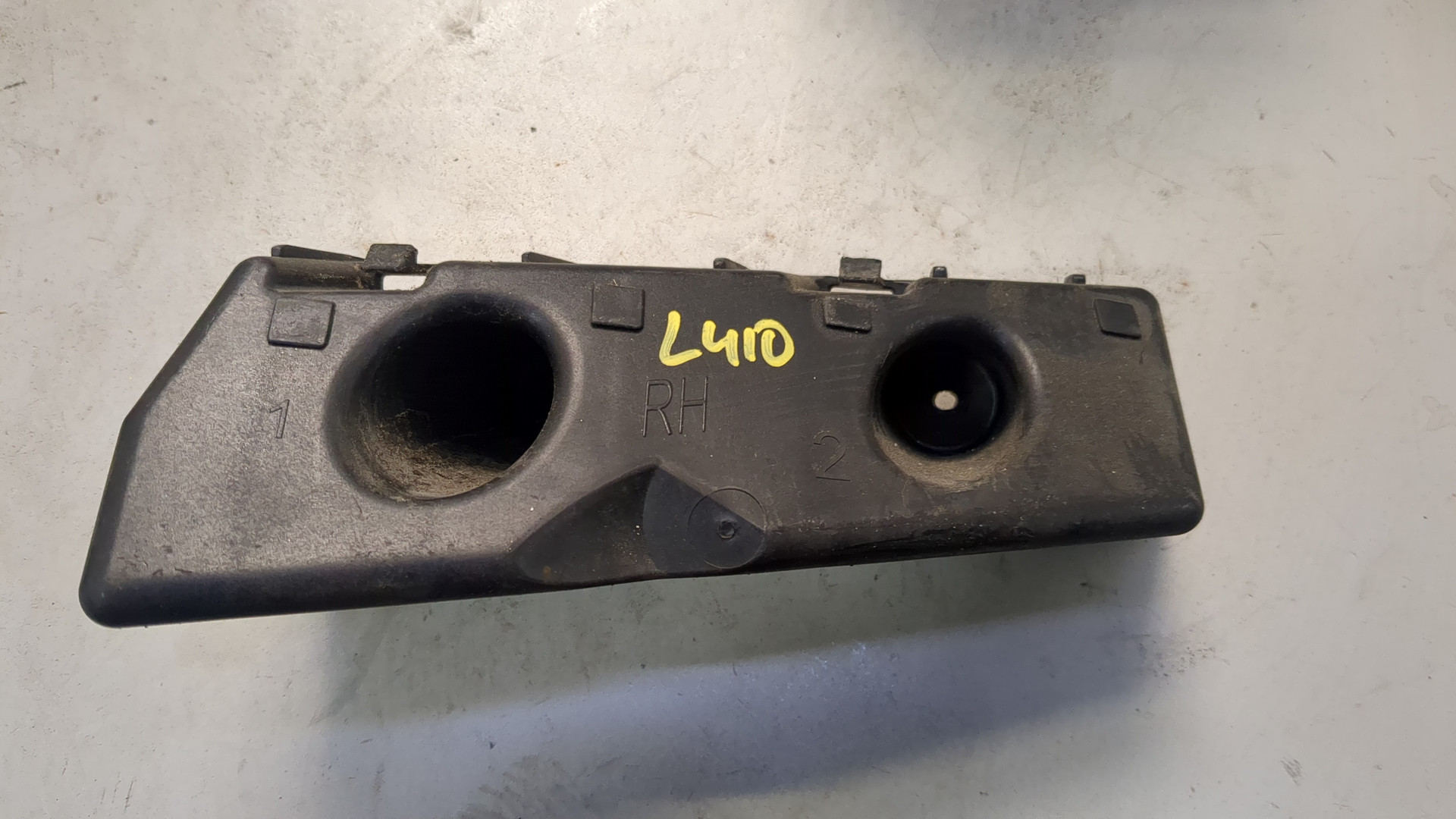 Кронштейн заднего бампера правый