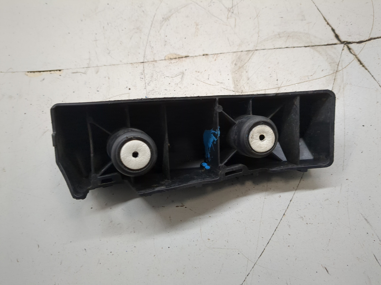 Кронштейн заднего бампера правый