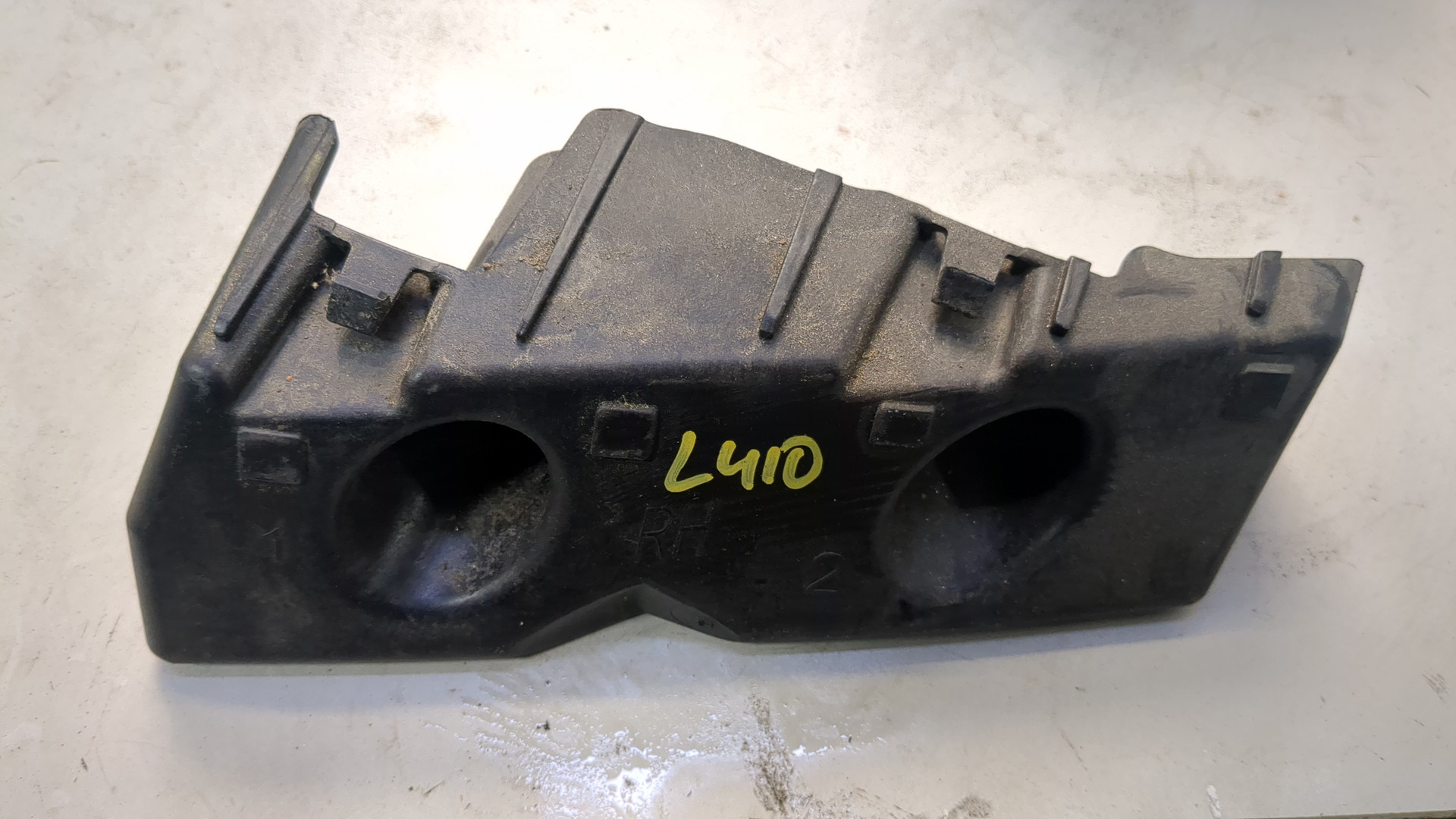 Кронштейн заднего бампера правый