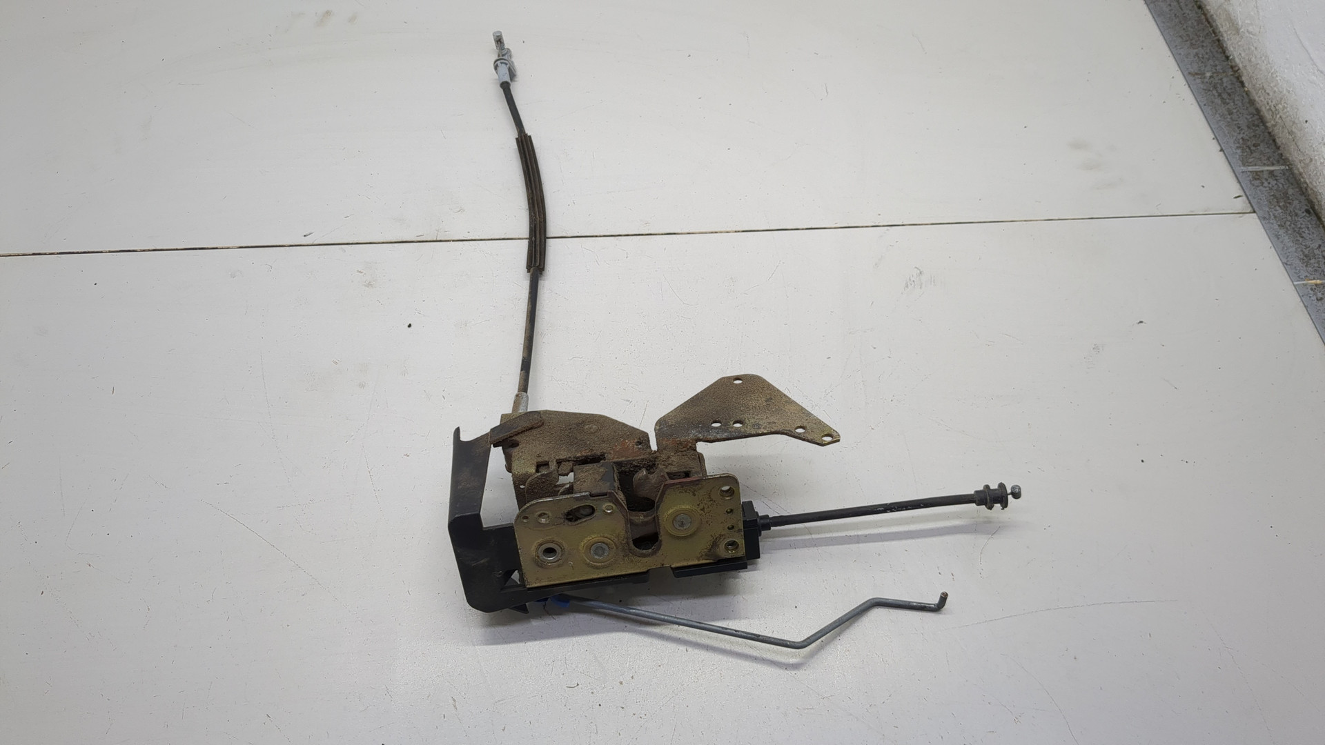 Замок двери передней левой