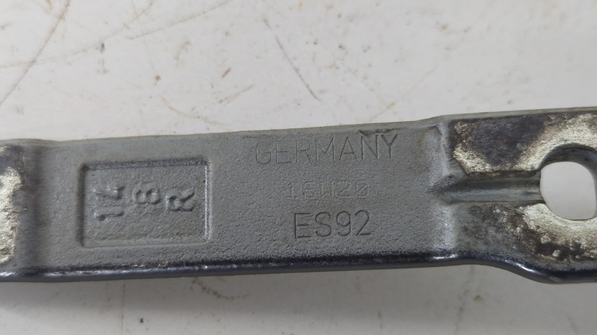 Петля капота правая