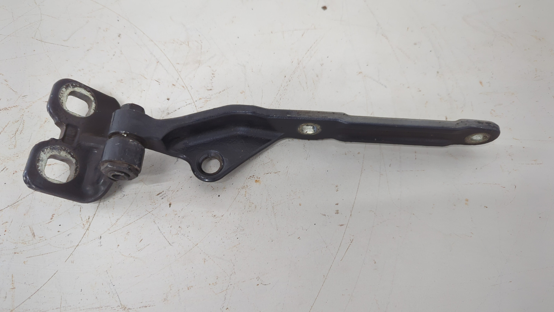 Петля капота правая