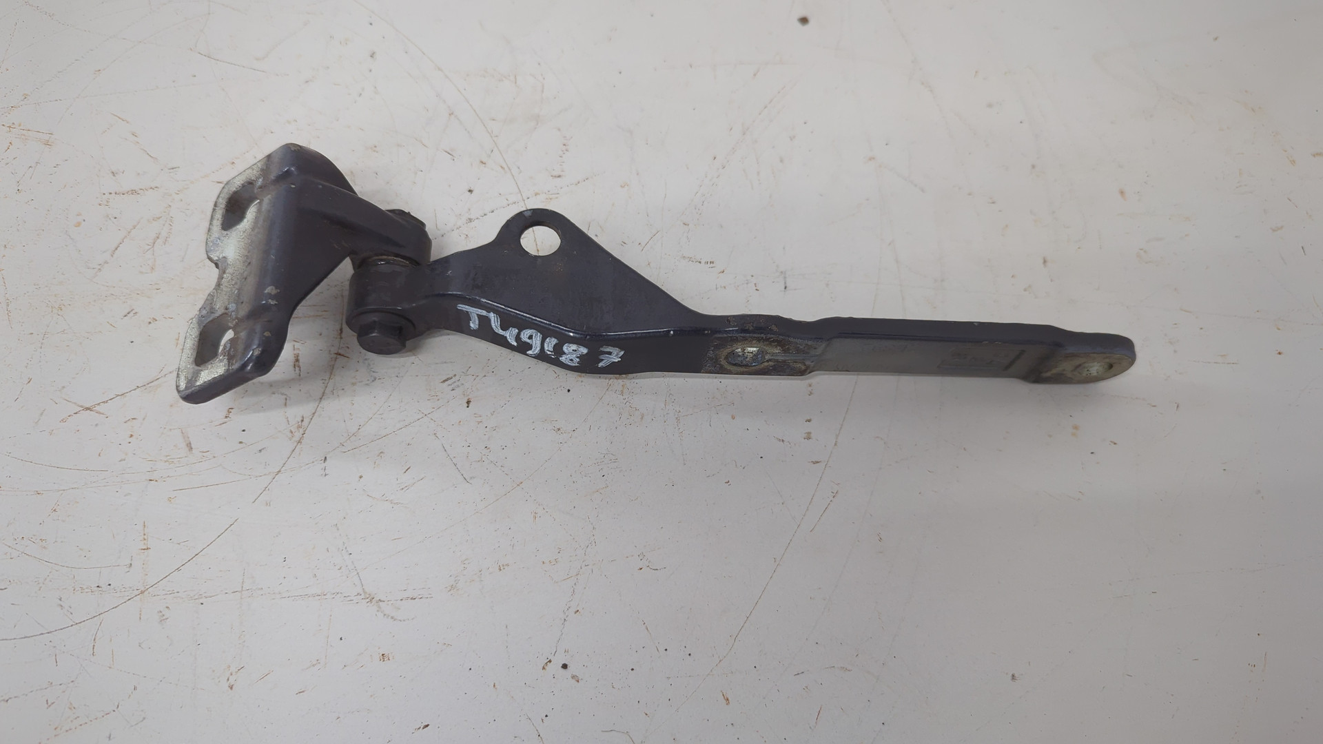 Петля капота правая