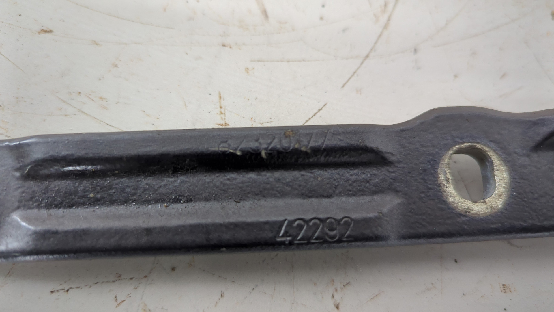 Петля капота правая