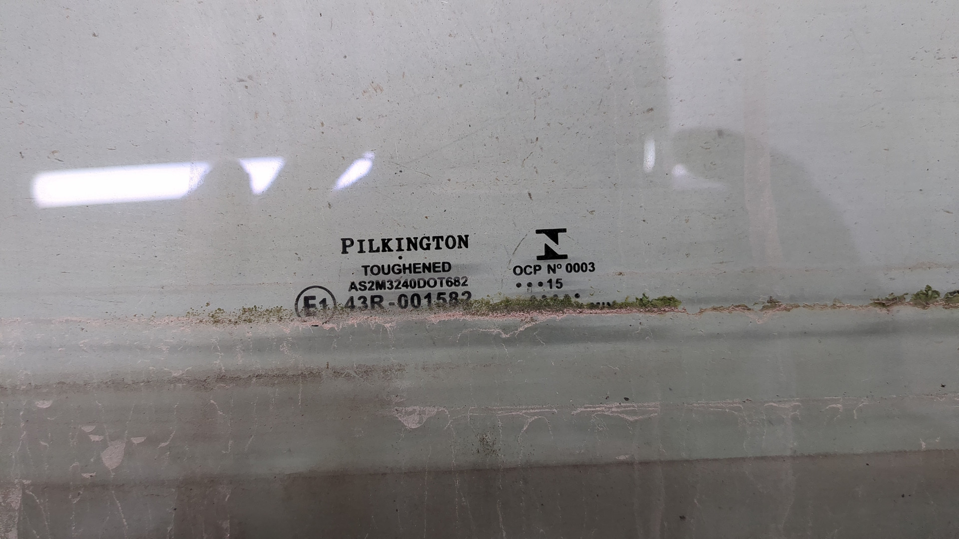 Стекло двери передней правой