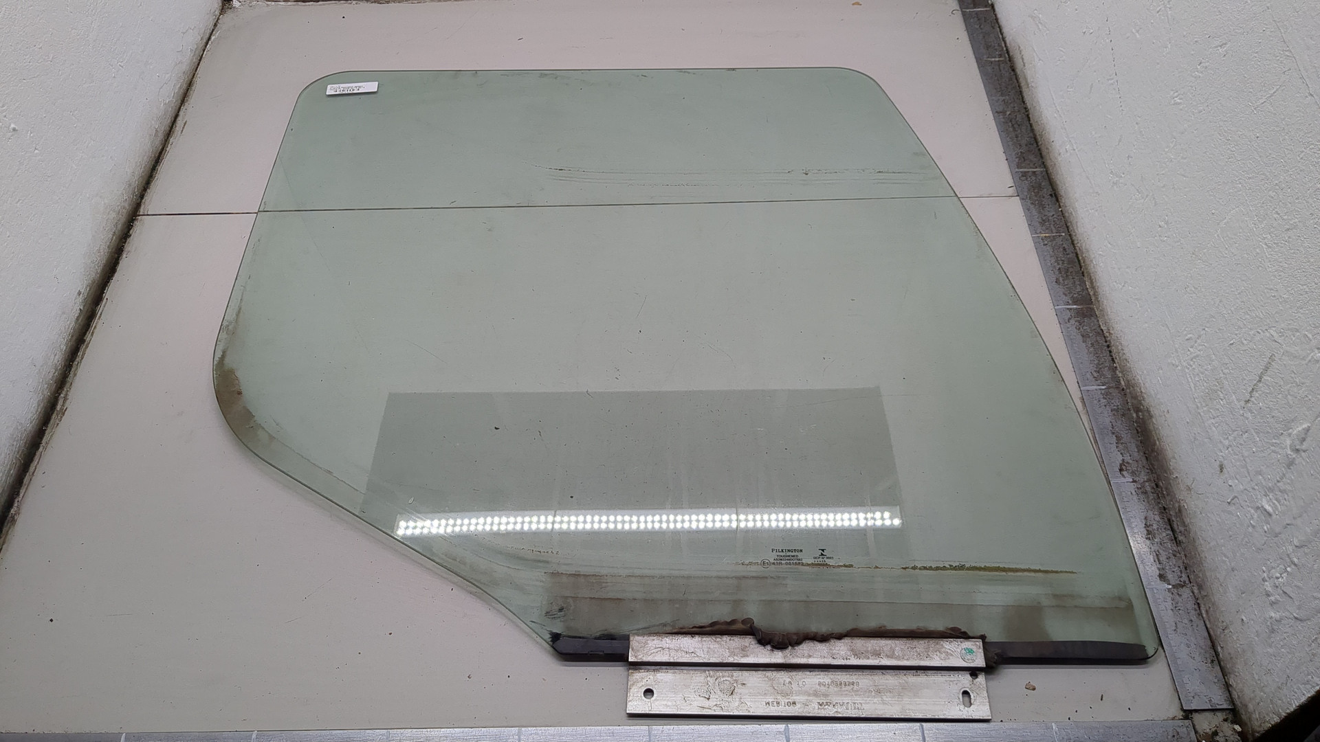 Стекло двери передней правой