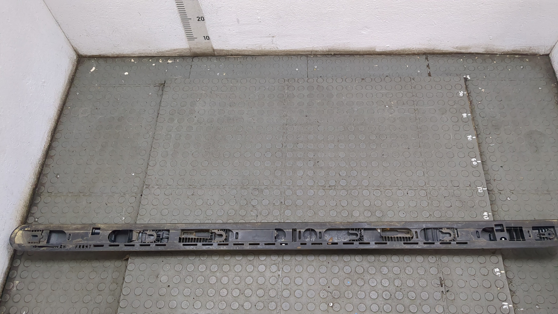 Рейлинг (релинг) правый (планка на крышу)