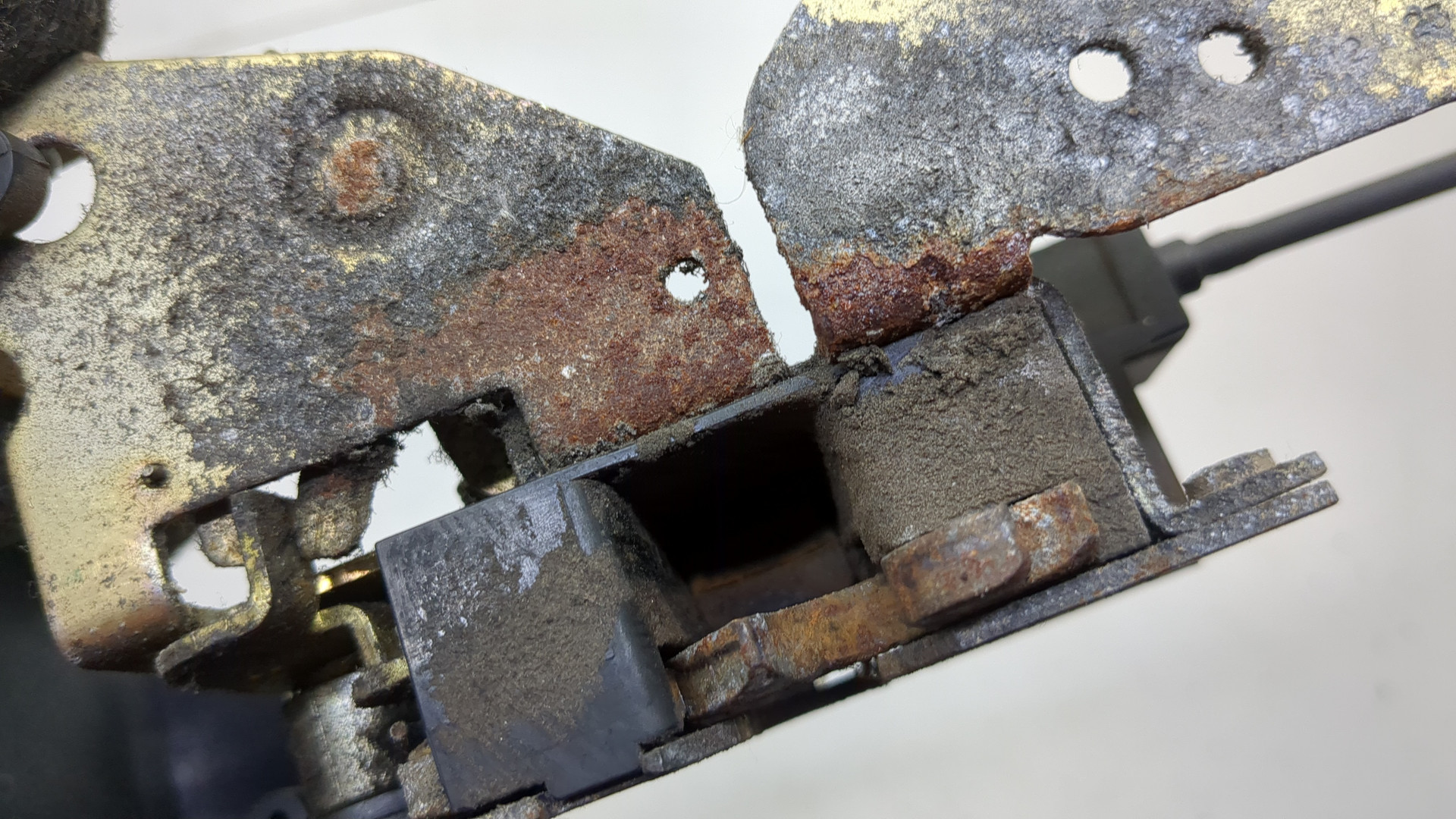 Замок двери передней левой