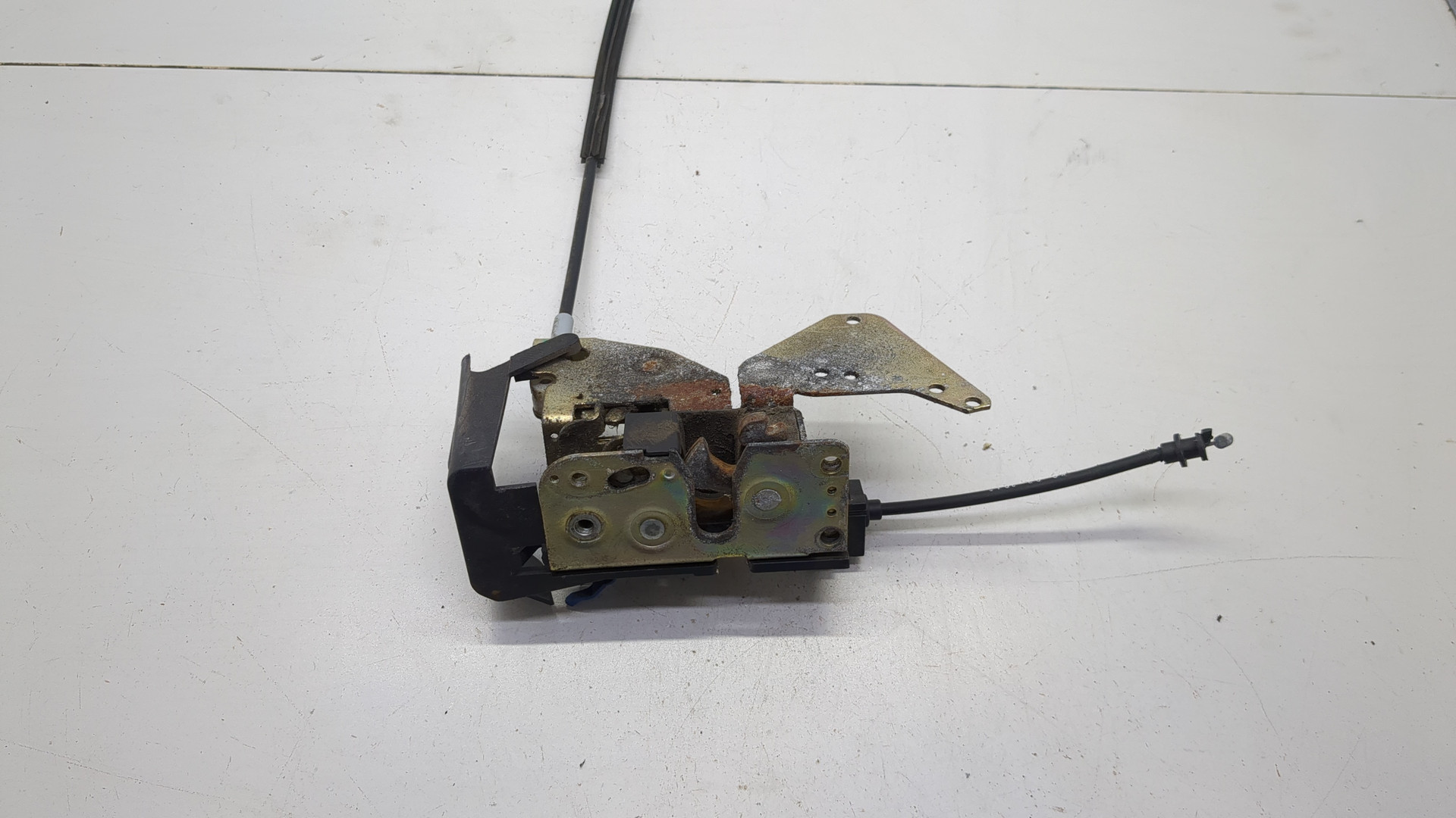 Замок двери передней левой