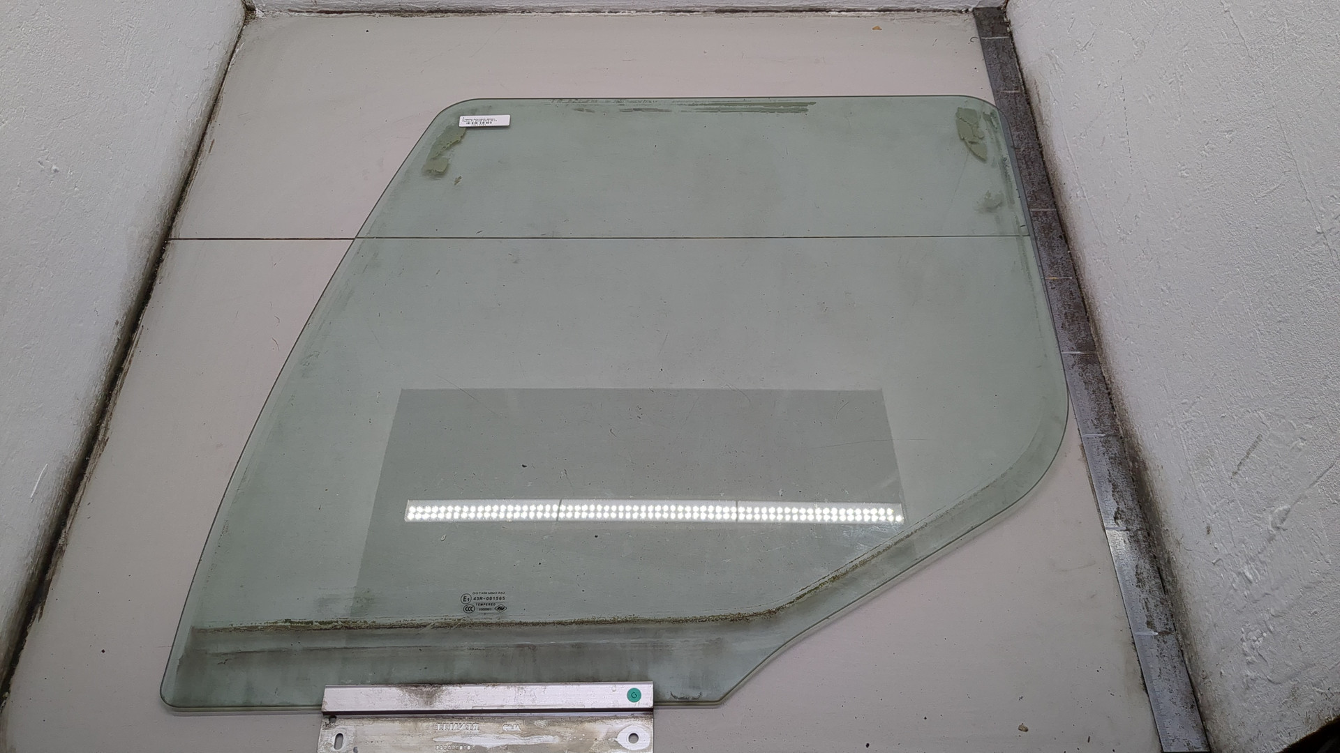 Стекло двери передней левой