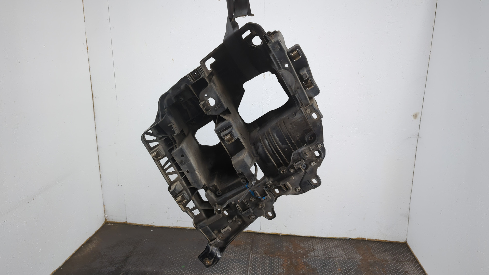 Кронштейн фар правый