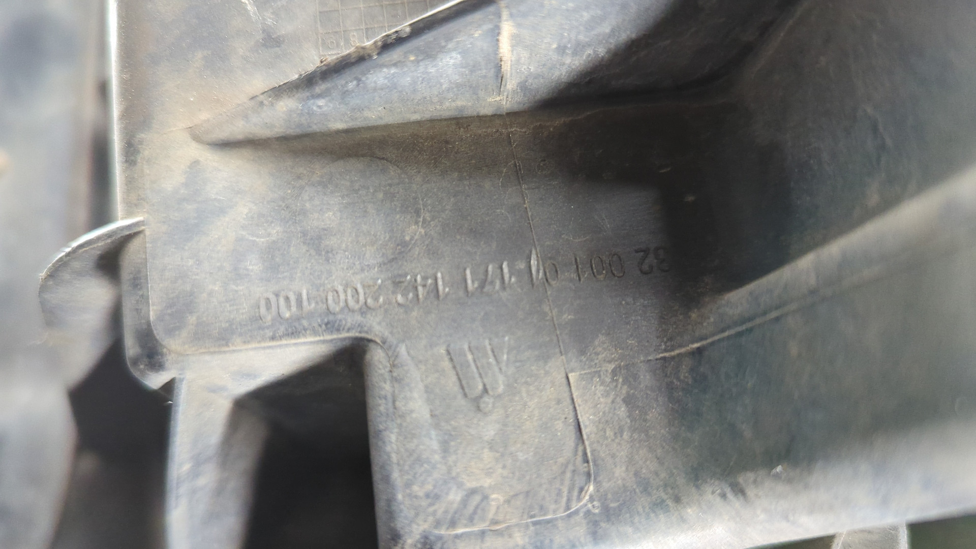 Кронштейн фар правый