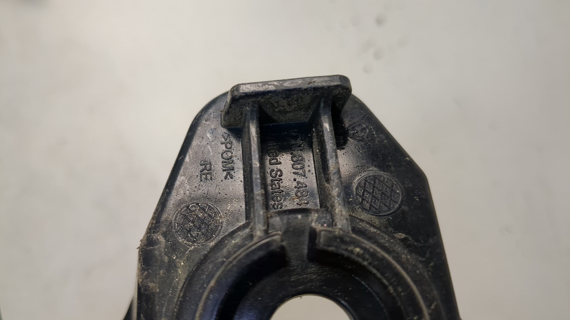 Кронштейн заднего бампера правый