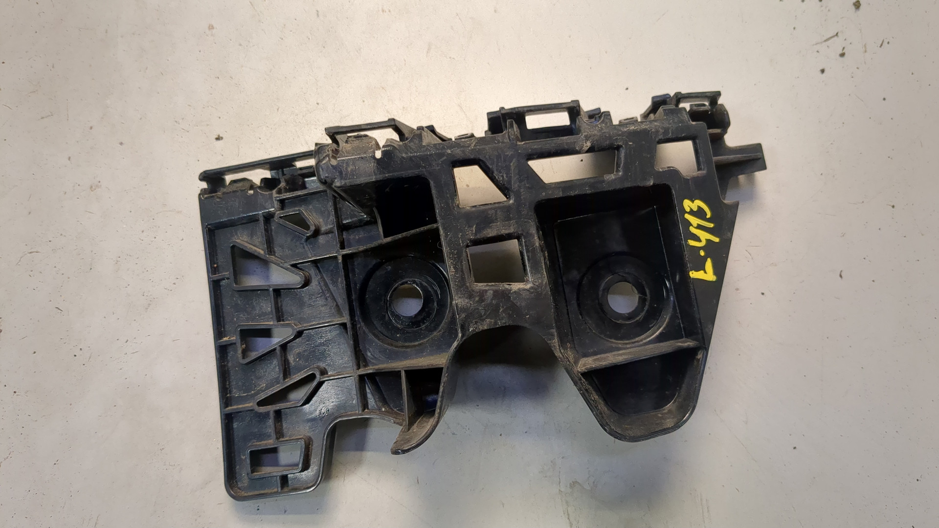 Кронштейн заднего бампера правый