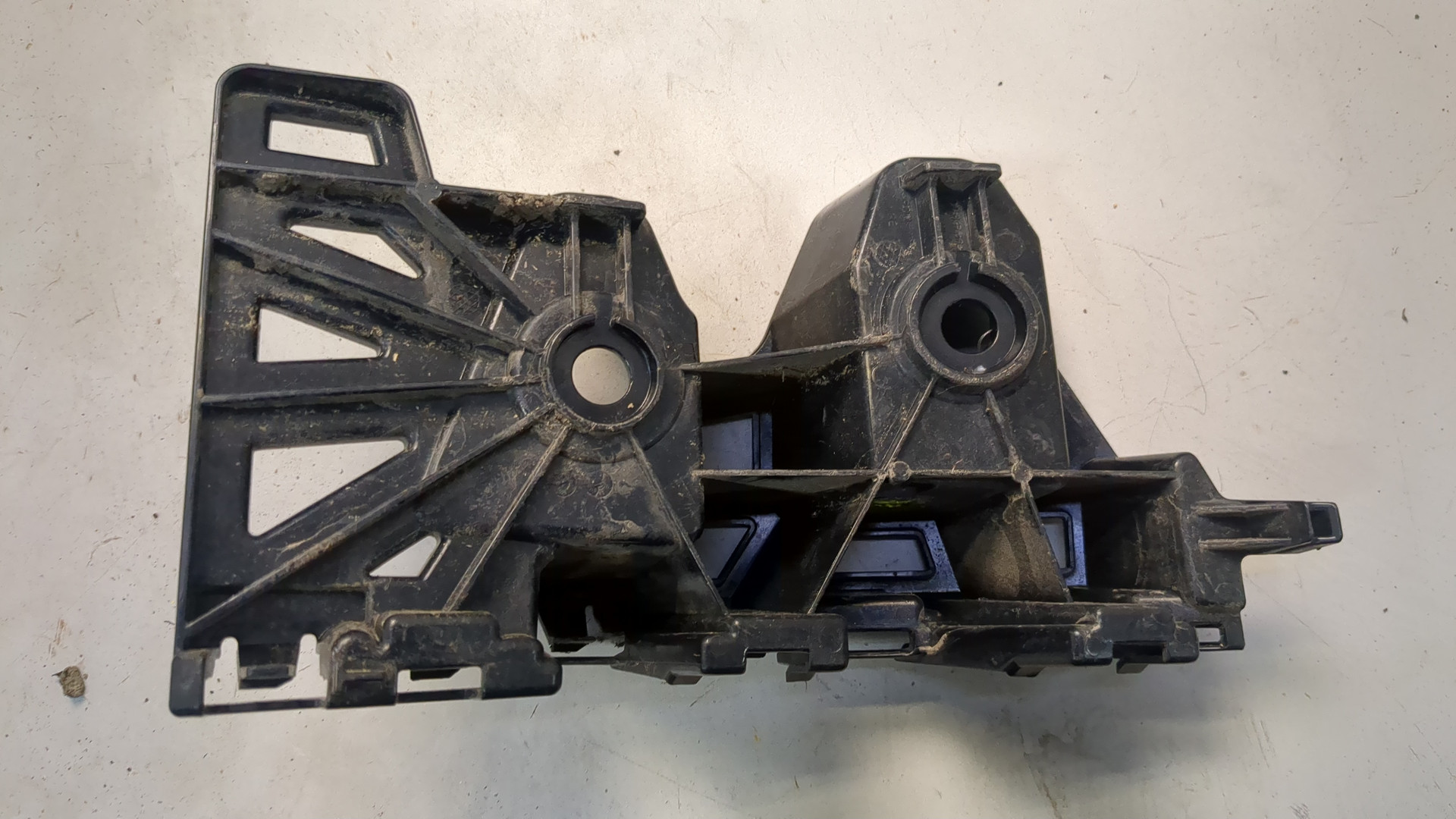 Кронштейн заднего бампера правый