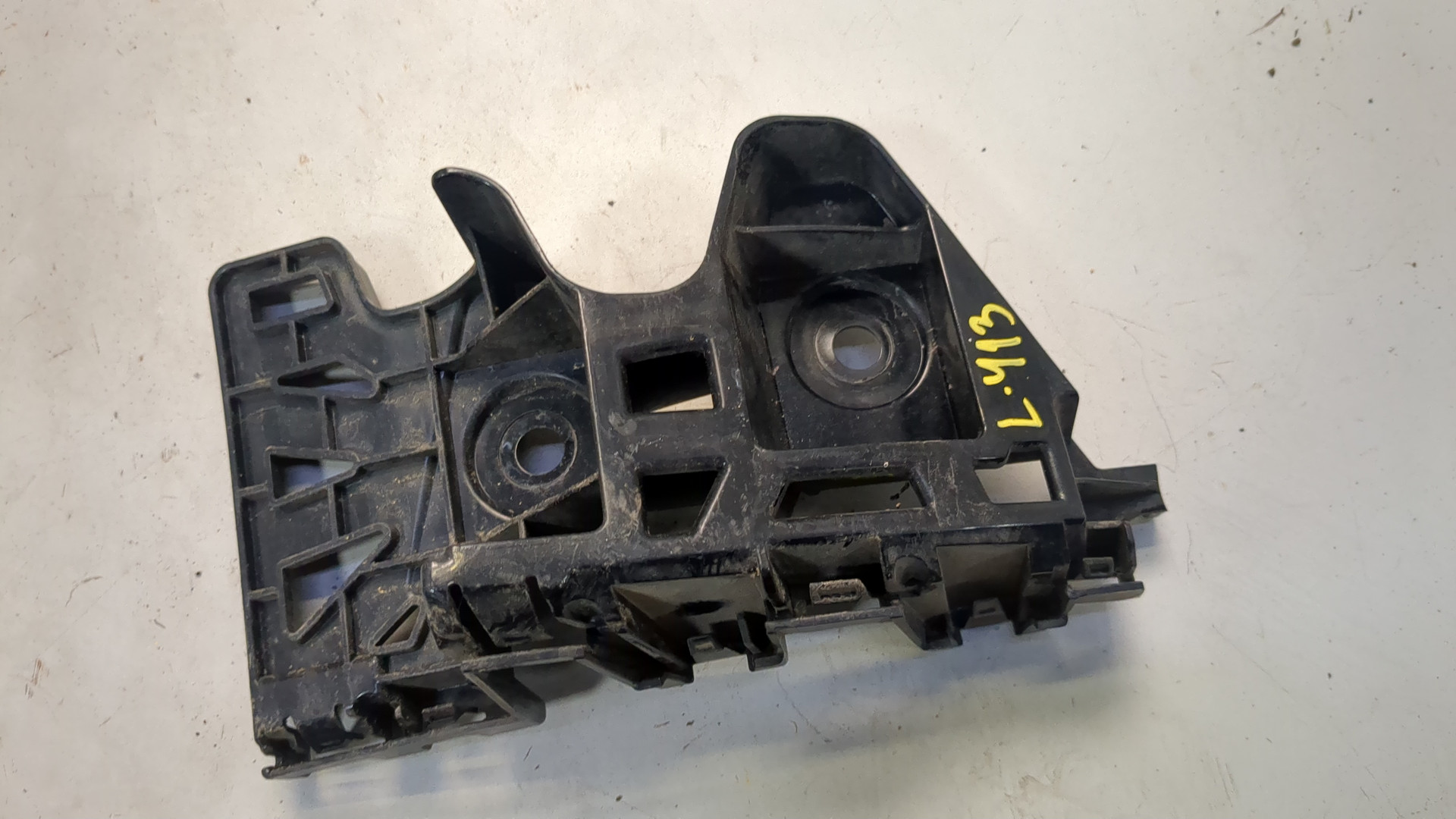 Кронштейн заднего бампера левый