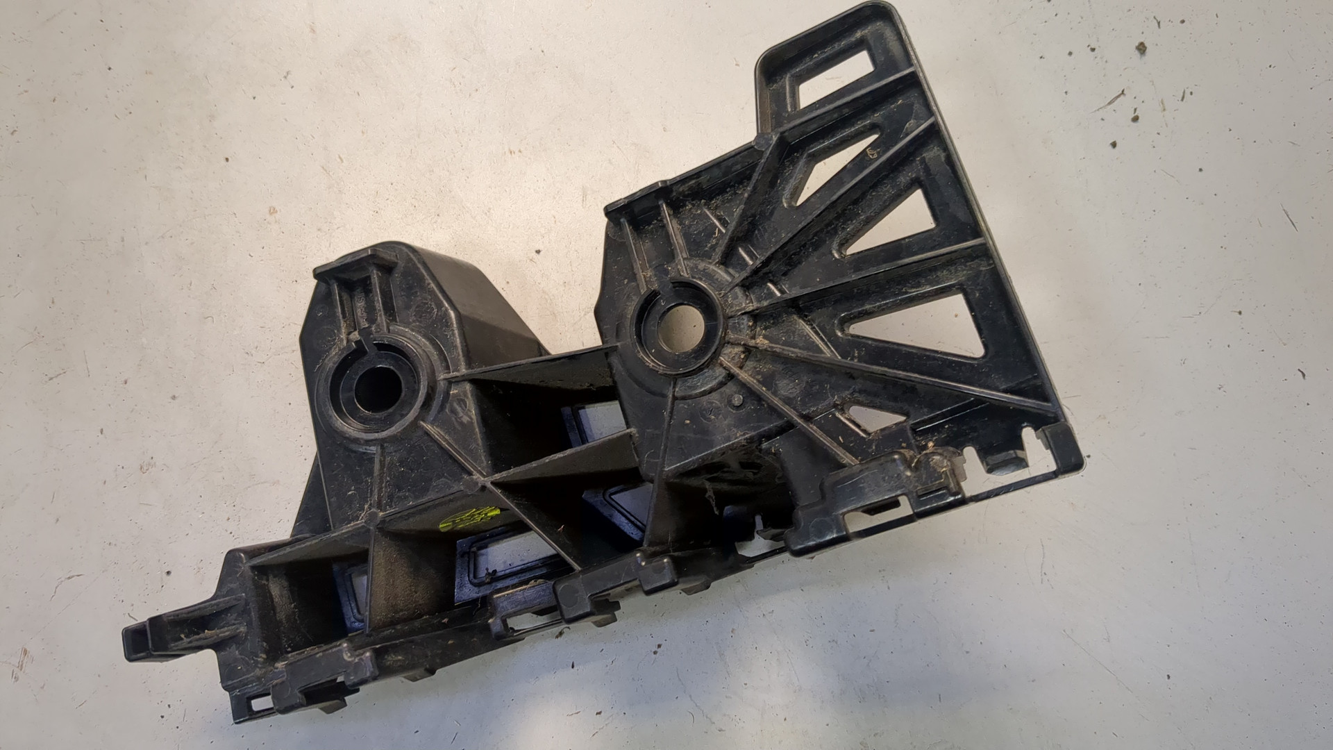 Кронштейн заднего бампера левый