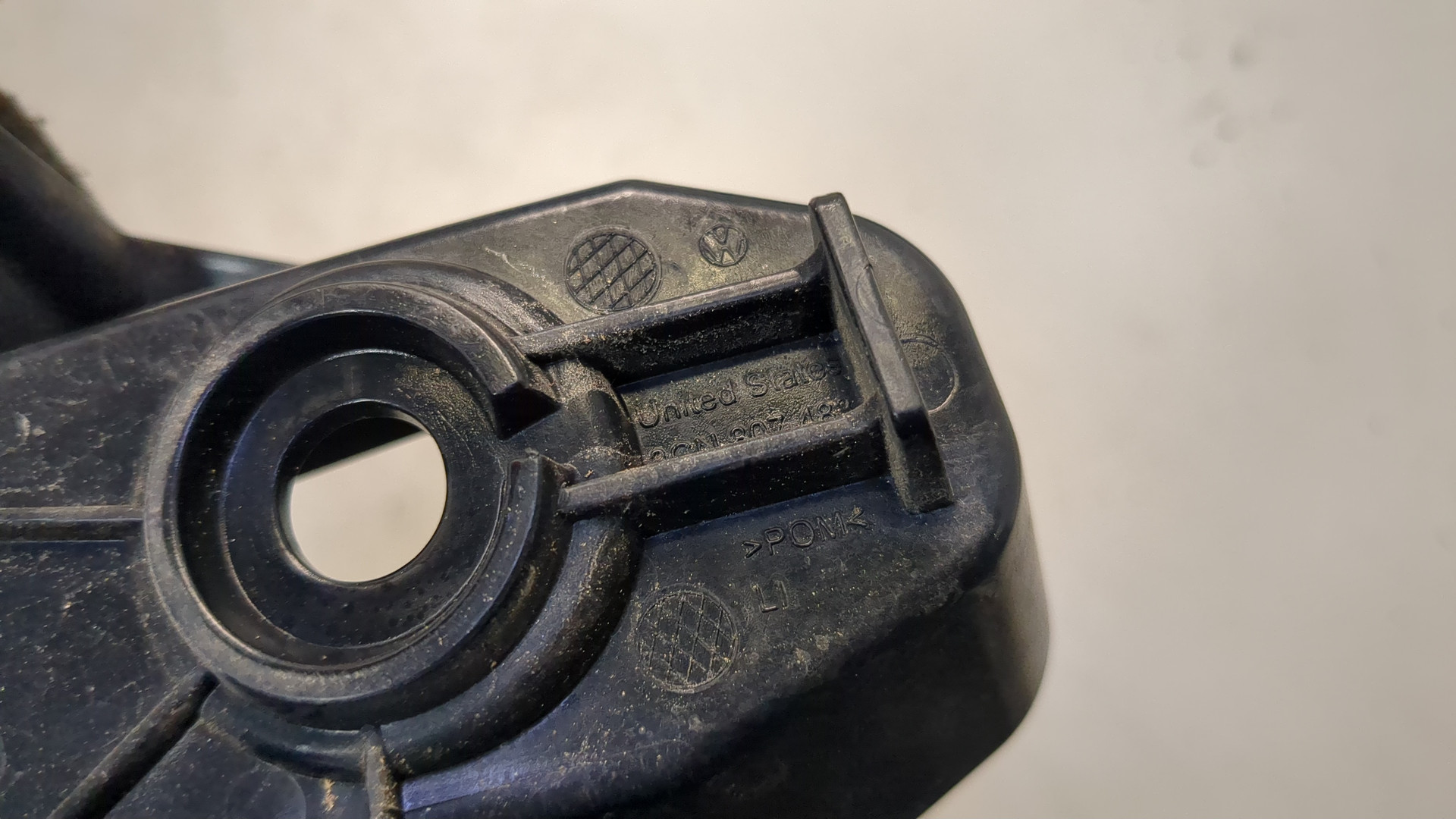 Кронштейн заднего бампера левый