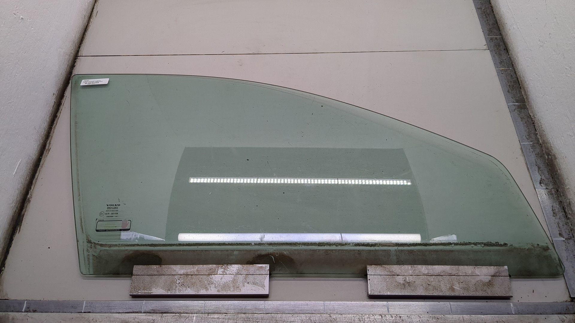 Стекло двери передней правой