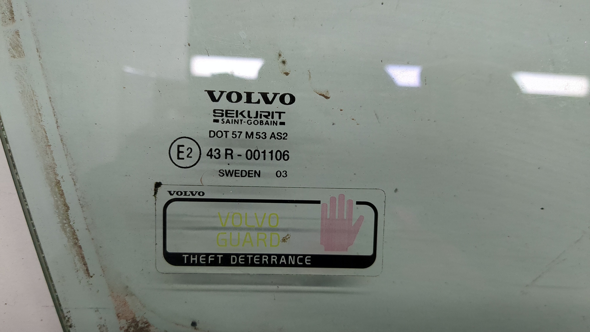 Стекло двери передней правой