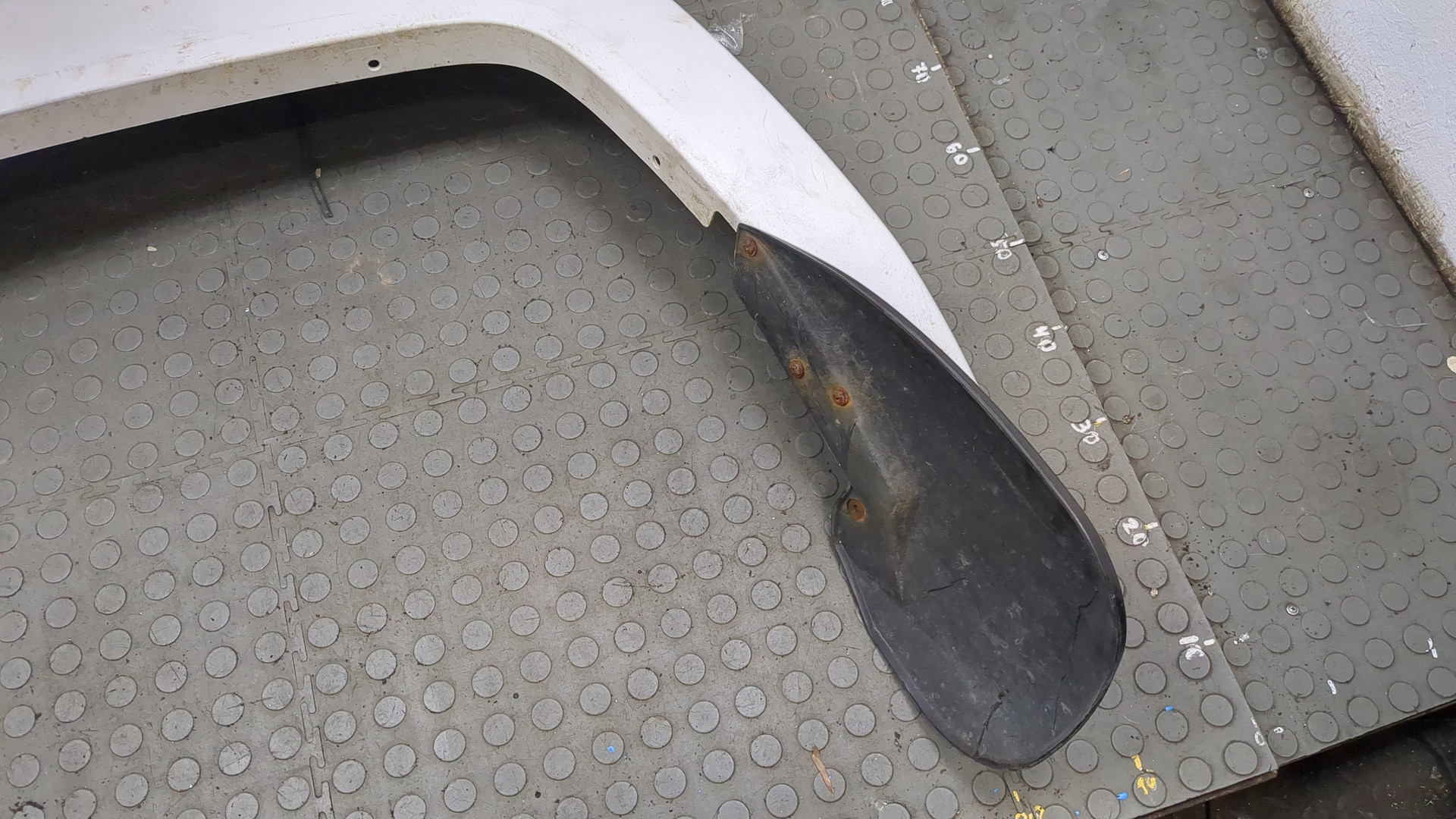 Накладка переднего крыла левого