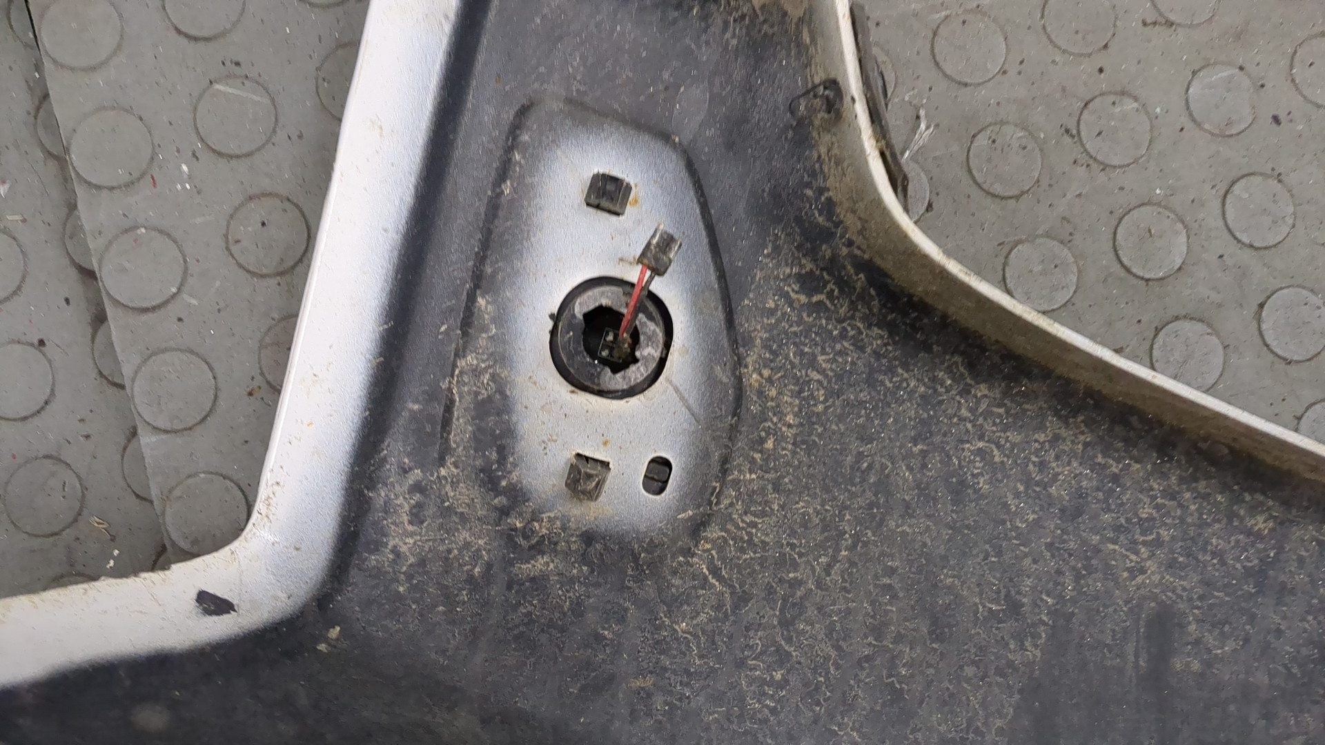 Накладка переднего крыла левого