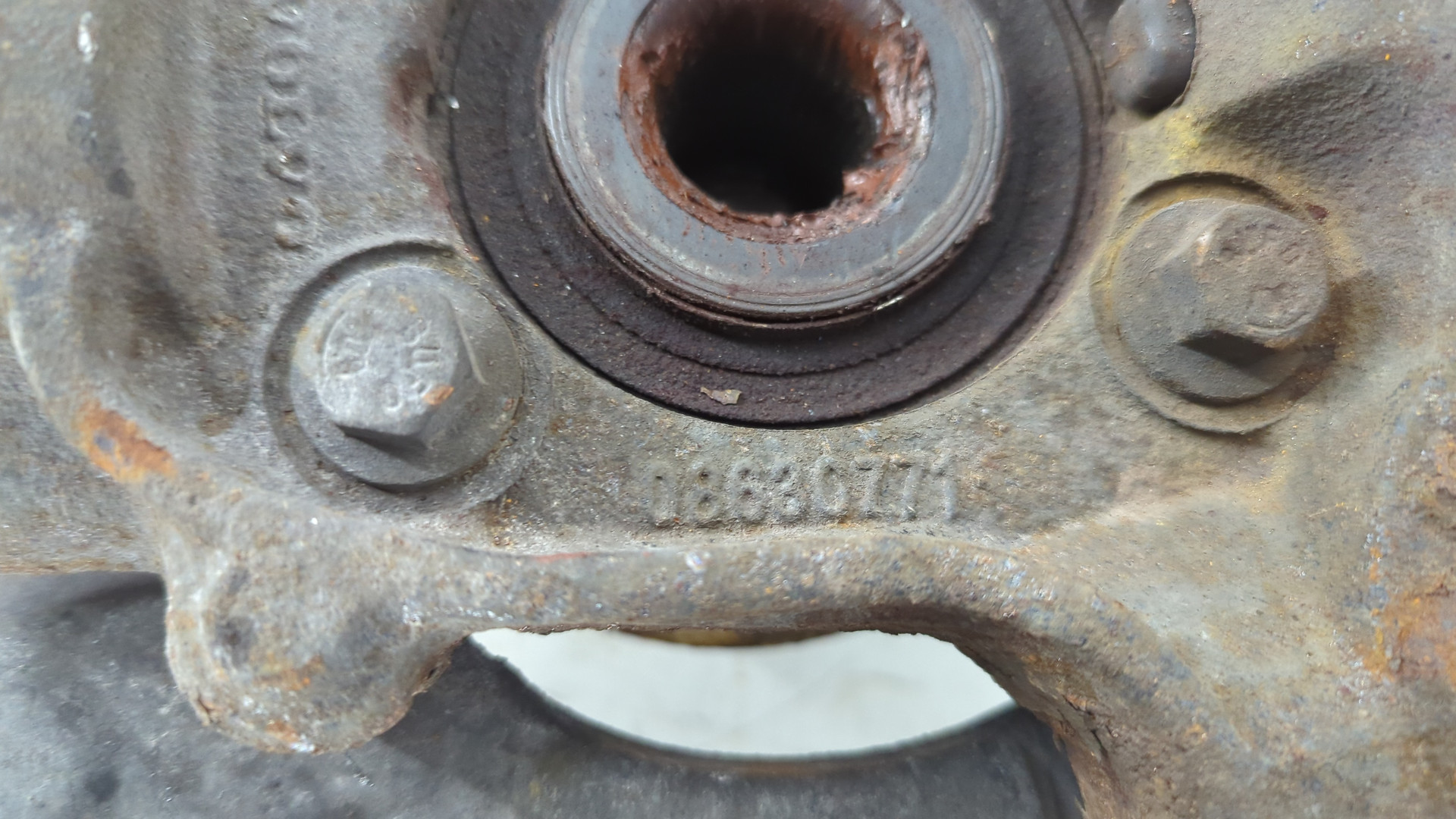 Кулак поворотный передний правый