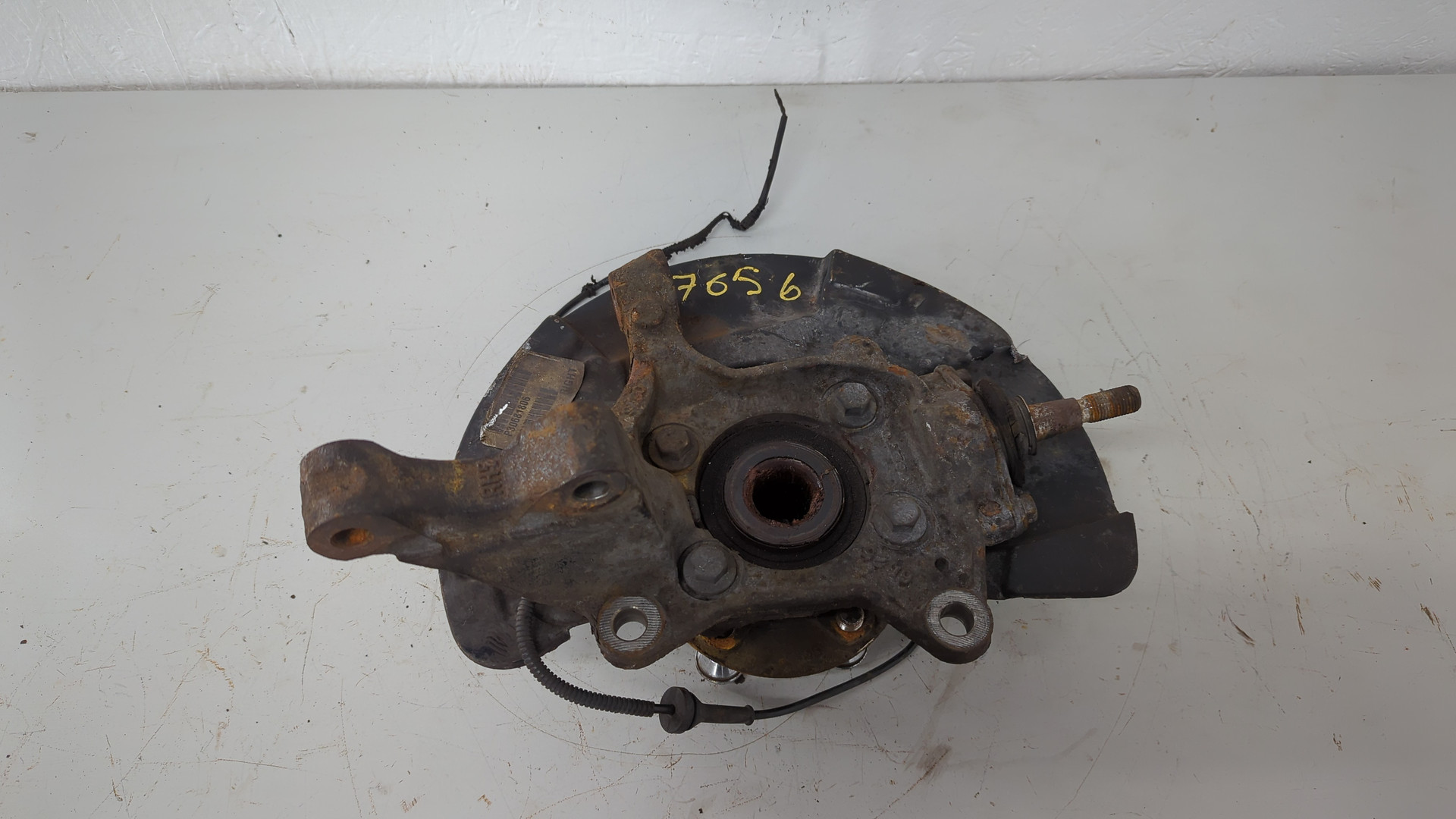 Кулак поворотный передний правый