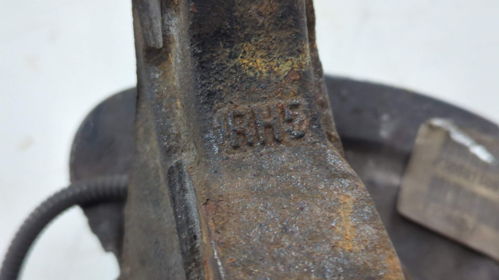 Кулак поворотный передний правый