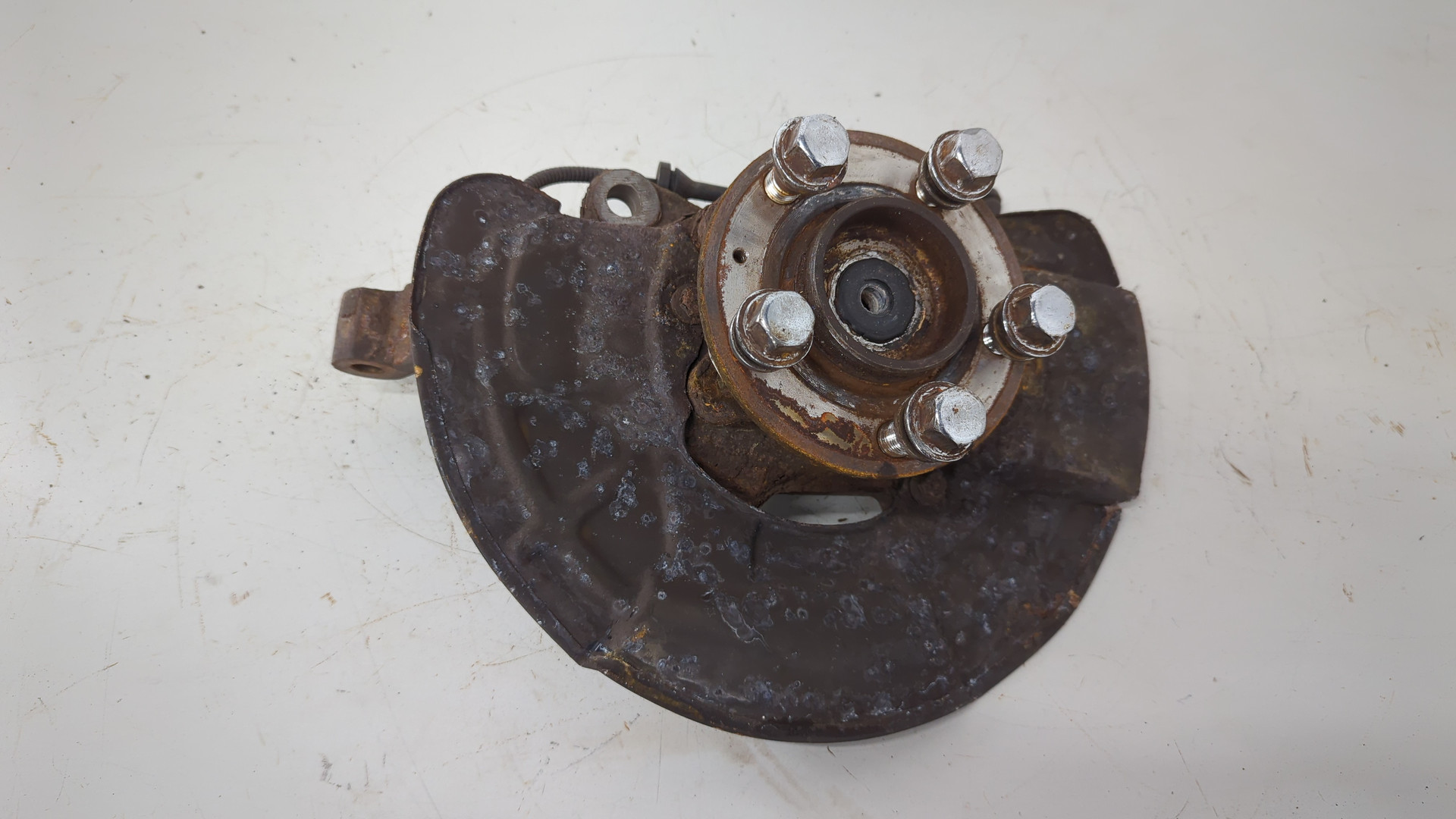 Кулак поворотный передний правый