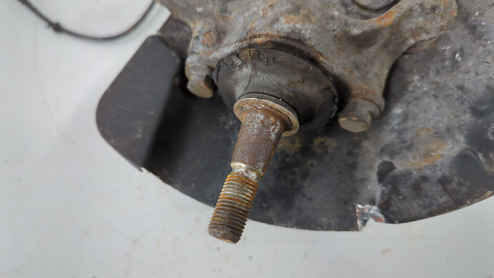 Кулак поворотный передний правый