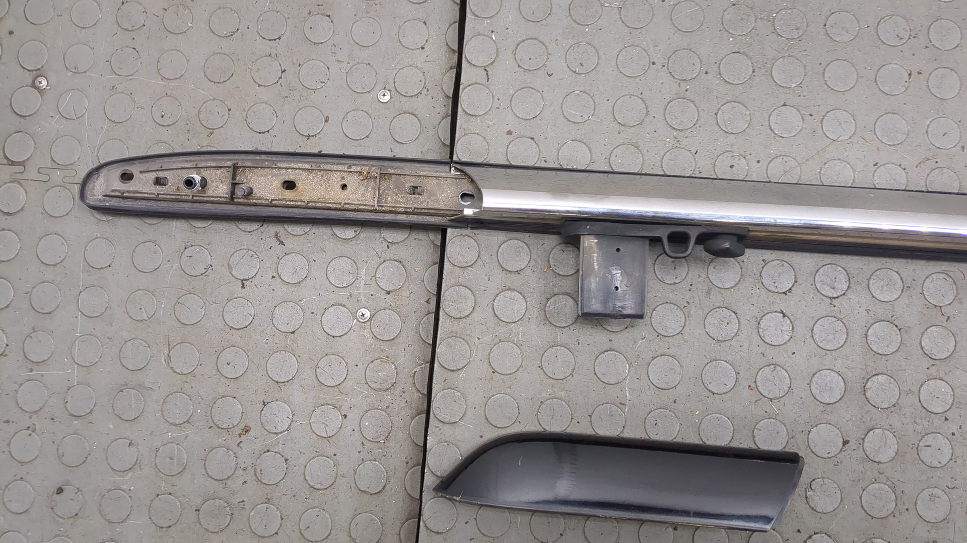 Рейлинг (релинг) правый (планка на крышу)