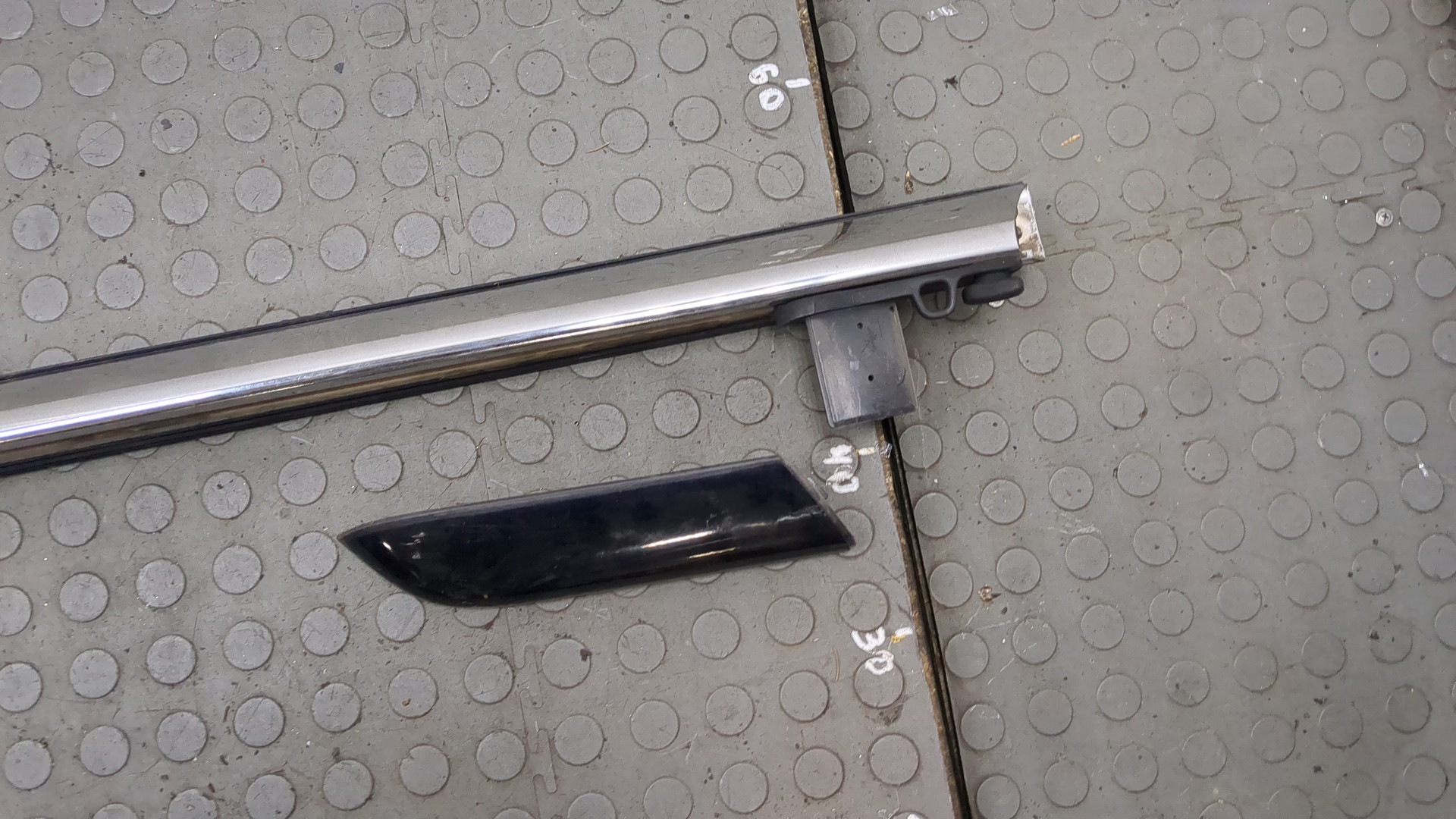 Рейлинг (релинг) правый (планка на крышу)