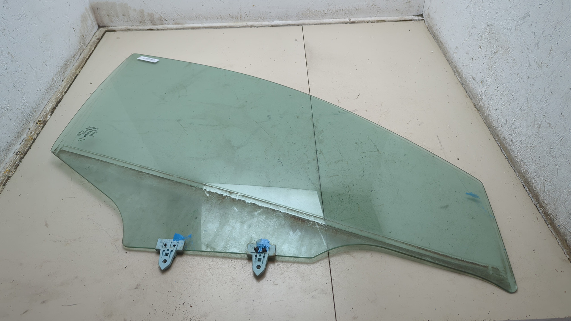 Стекло двери передней правой