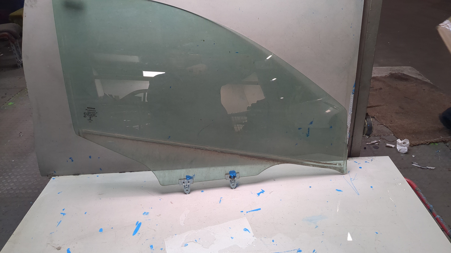 Стекло двери передней правой