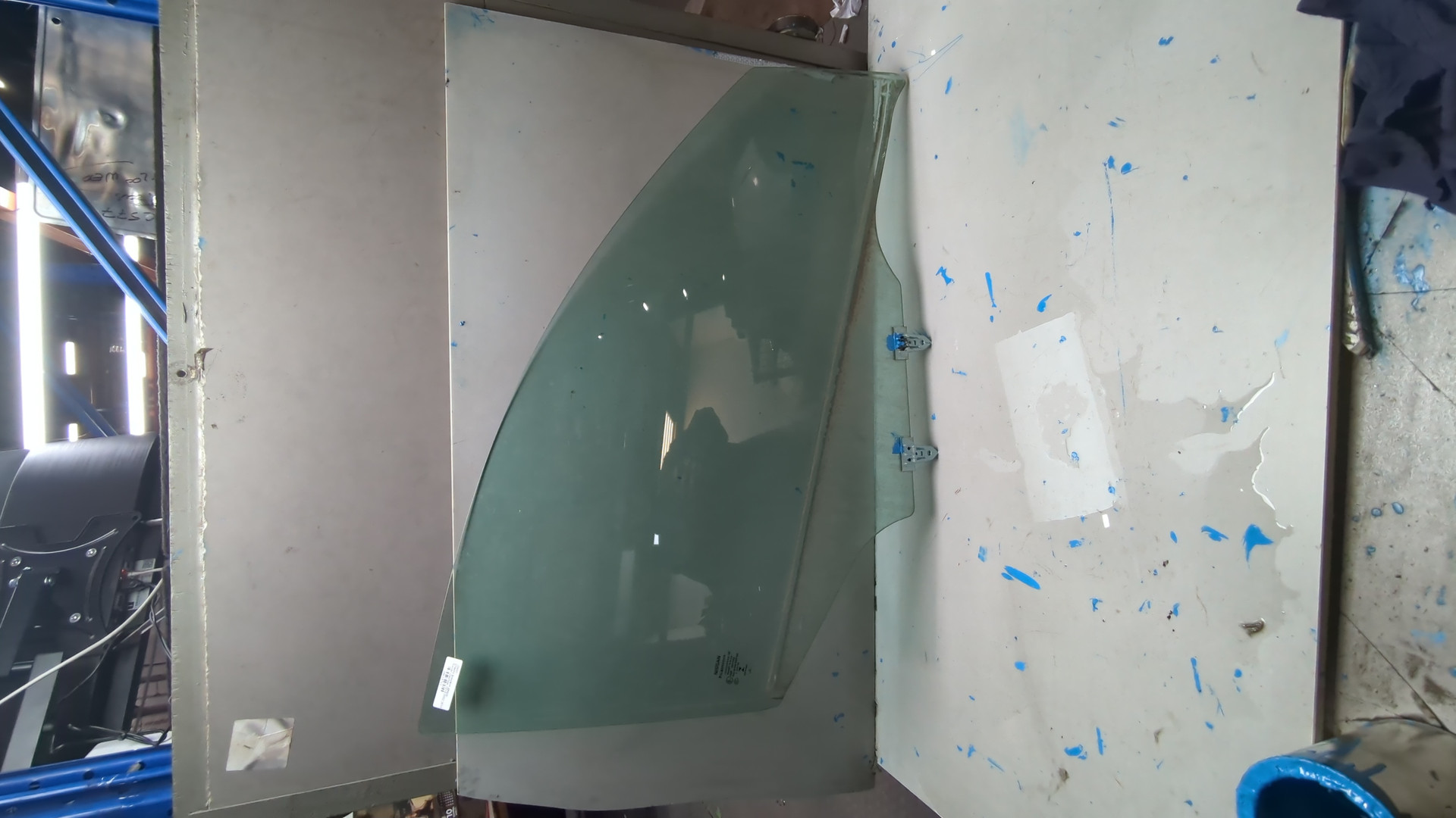 Стекло двери передней правой