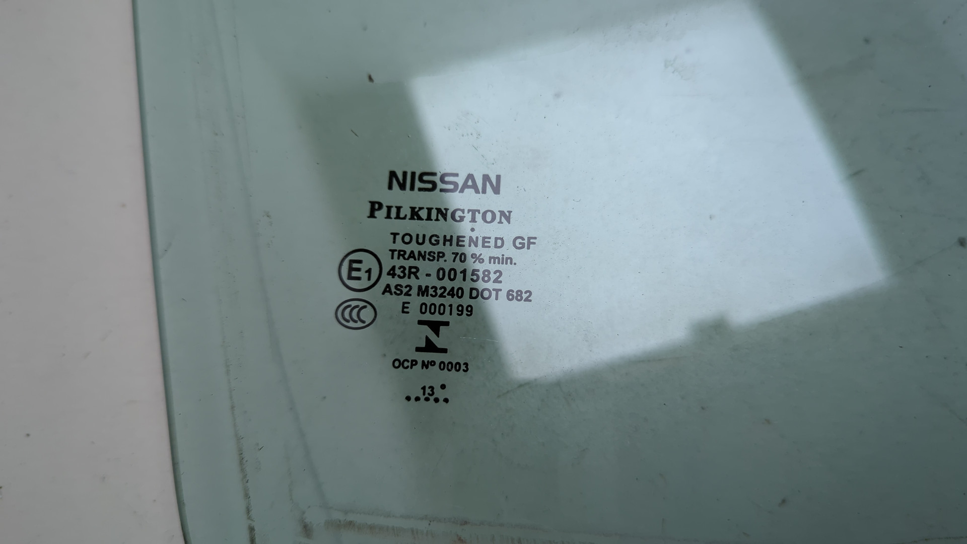 Стекло двери передней правой