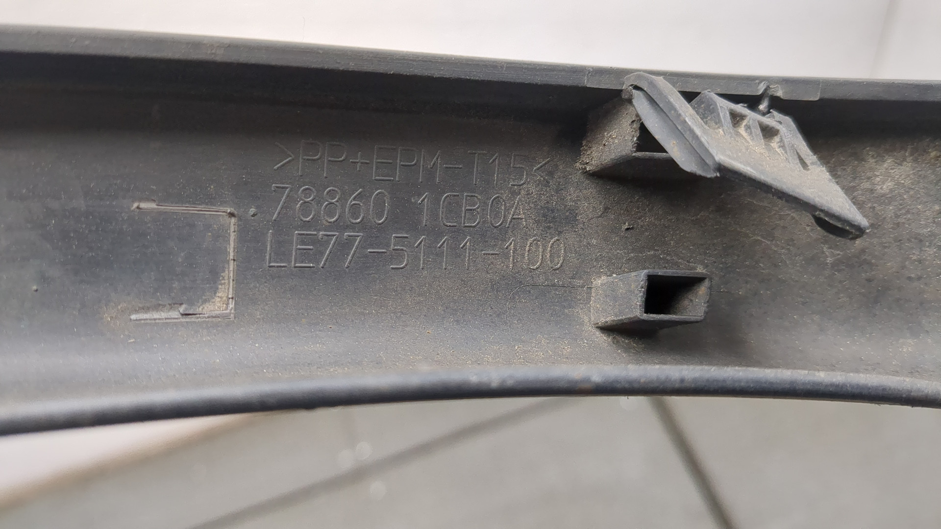 Накладка заднего крыла левого