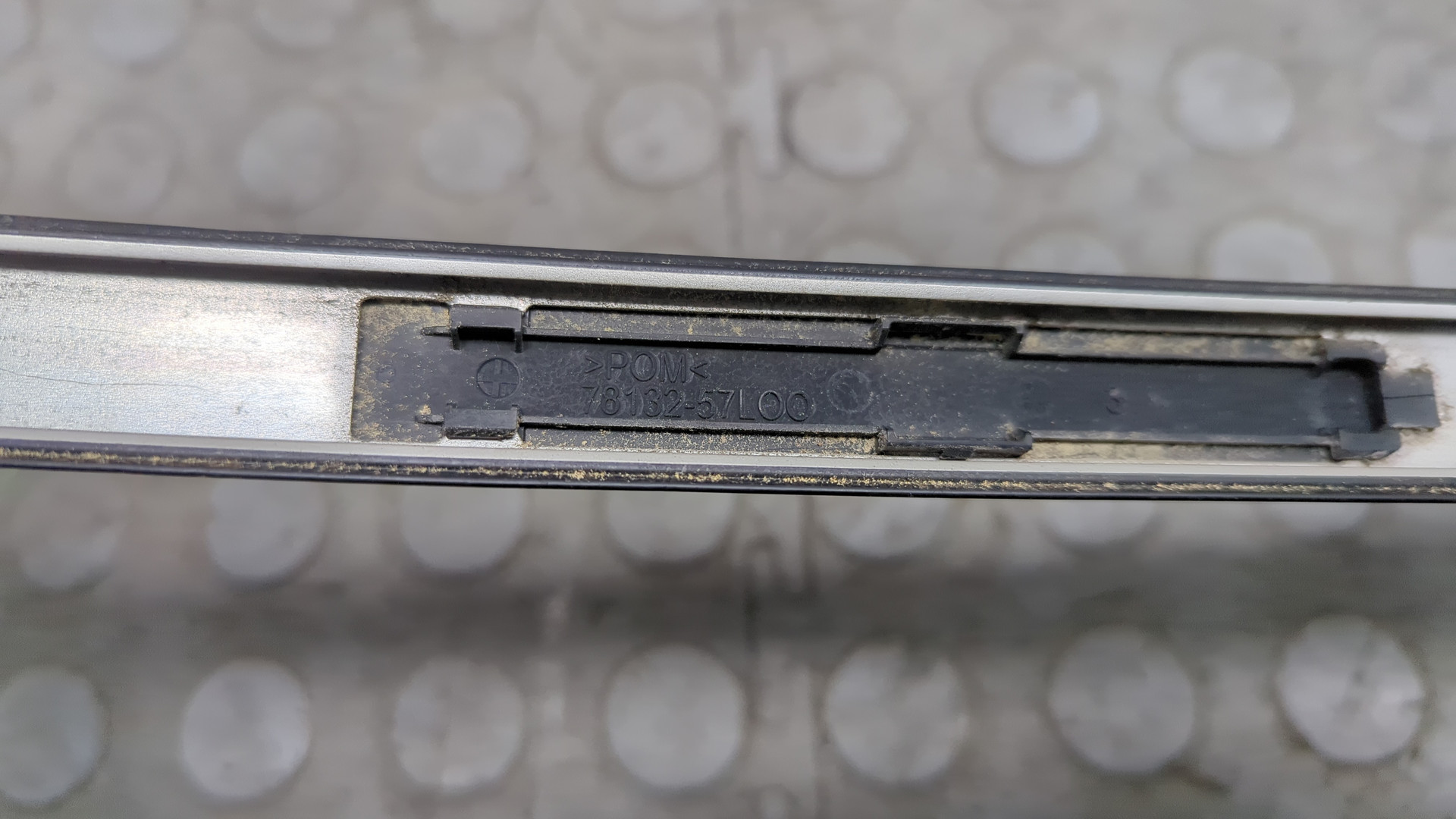 Молдинг крыши левый