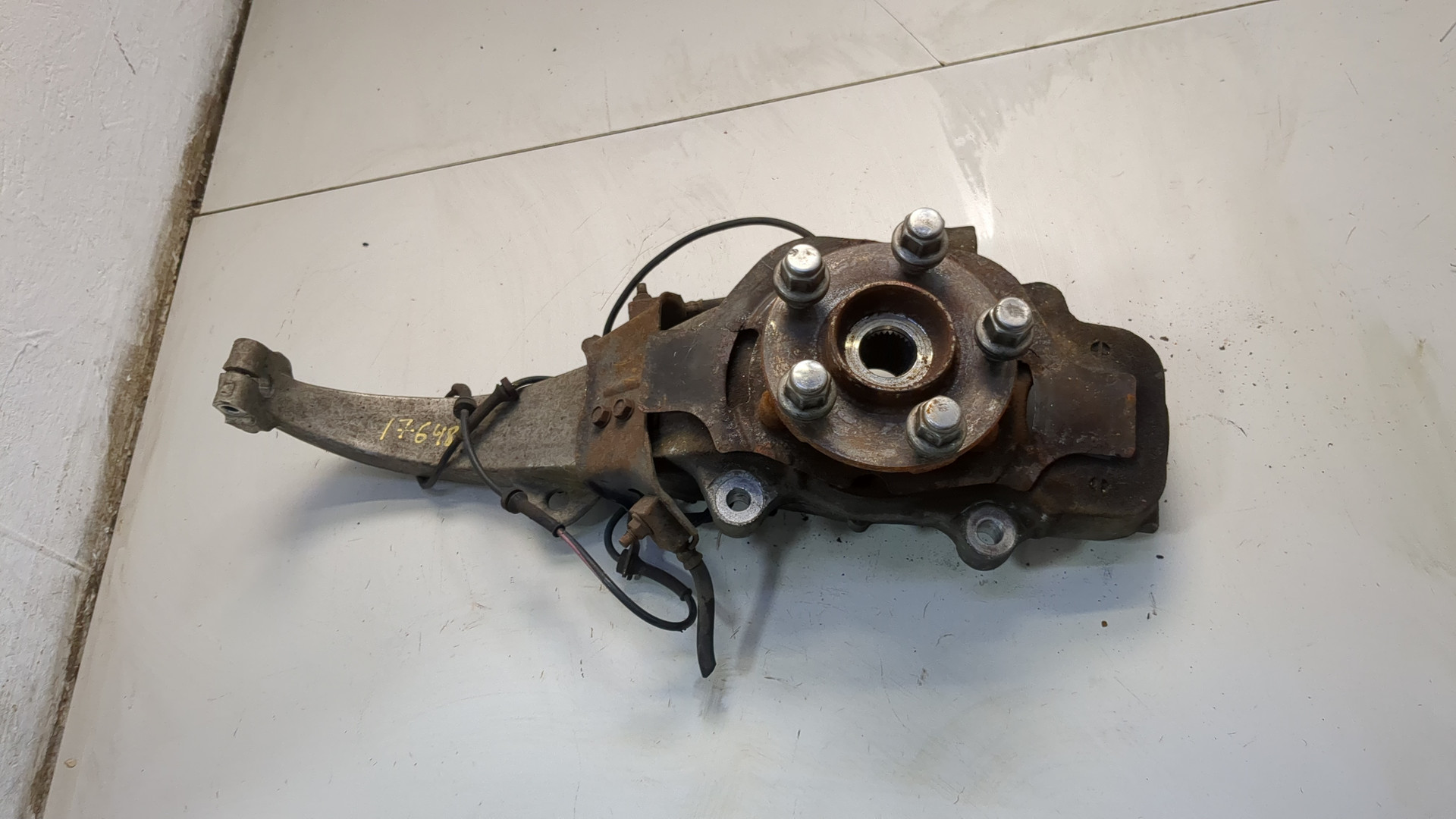 Кулак поворотный передний левый