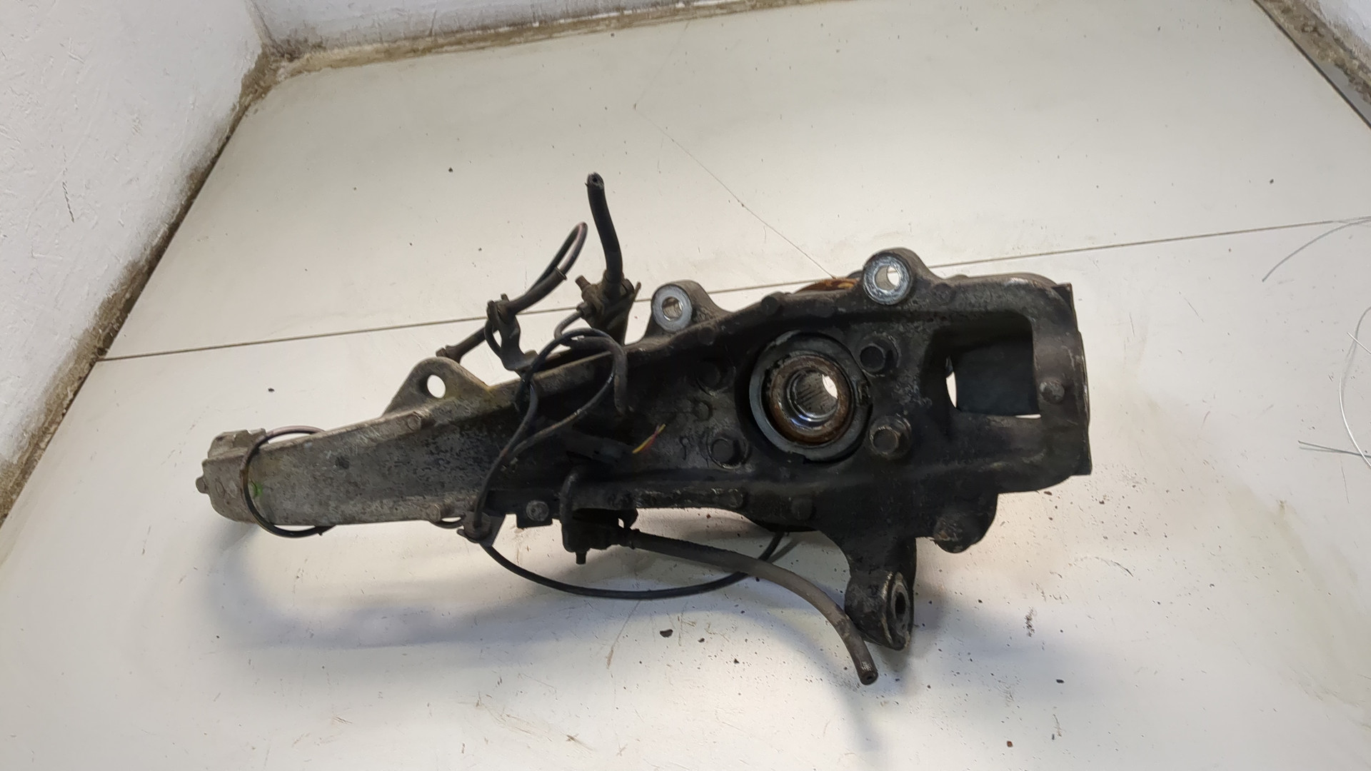 Кулак поворотный передний левый