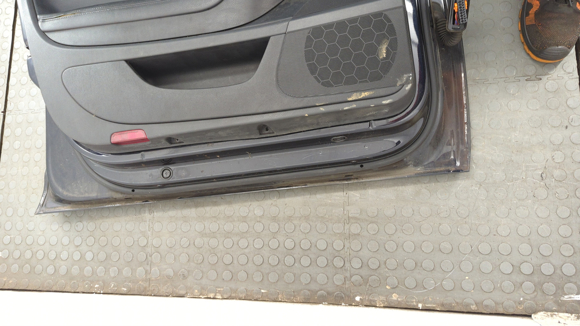 Дверь передняя левая