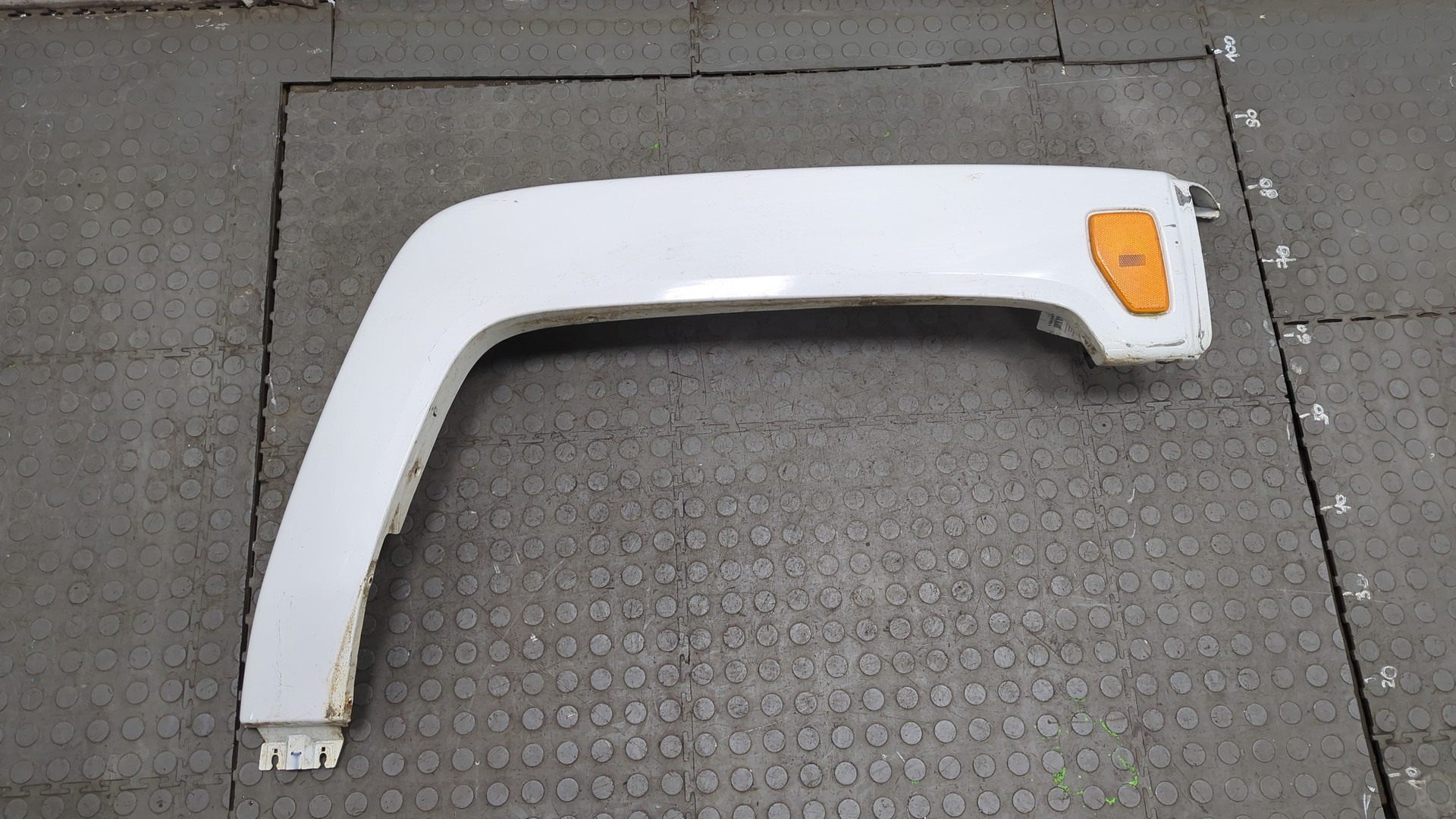 Накладка переднего крыла правого