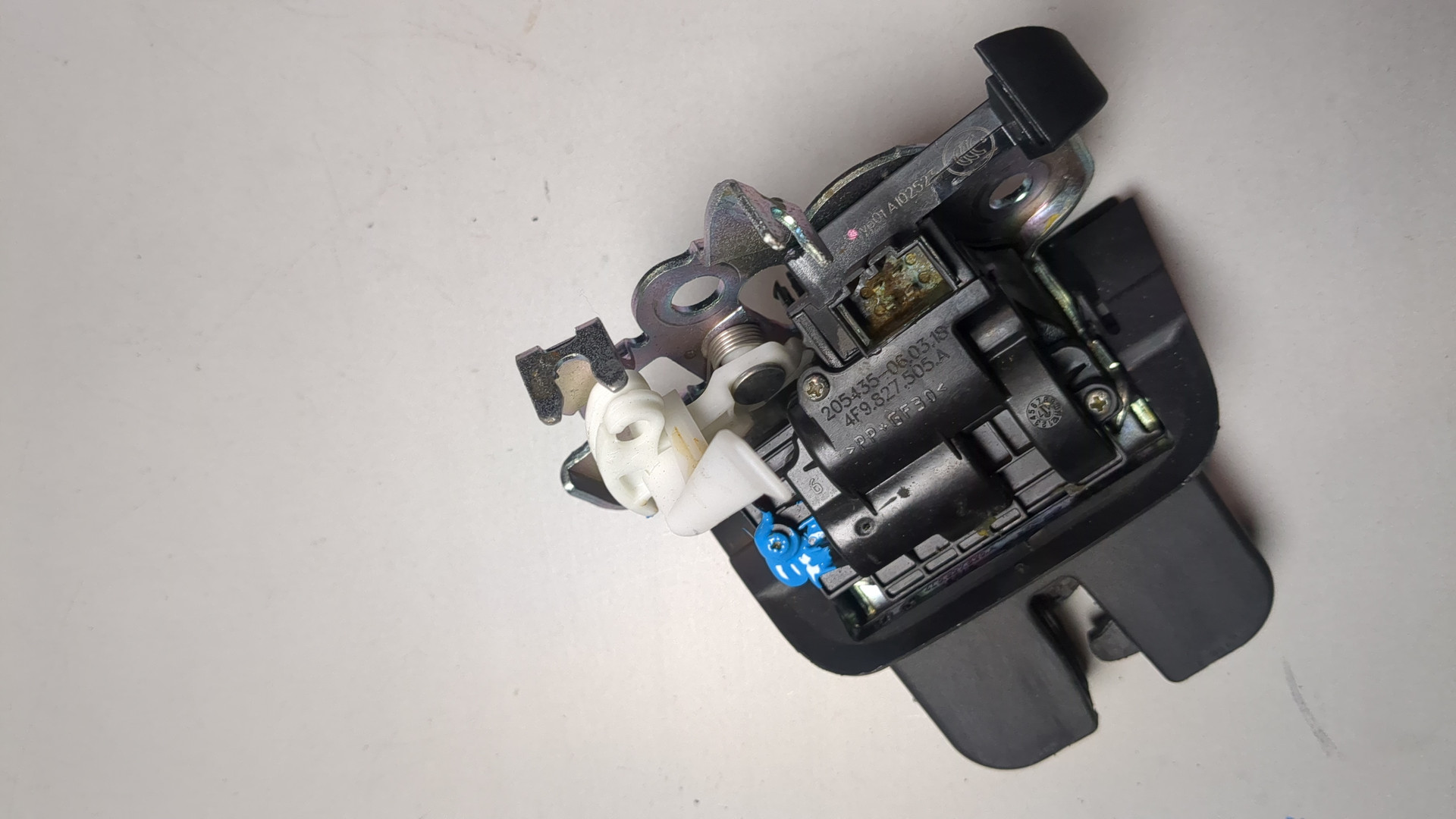 Замок багажника